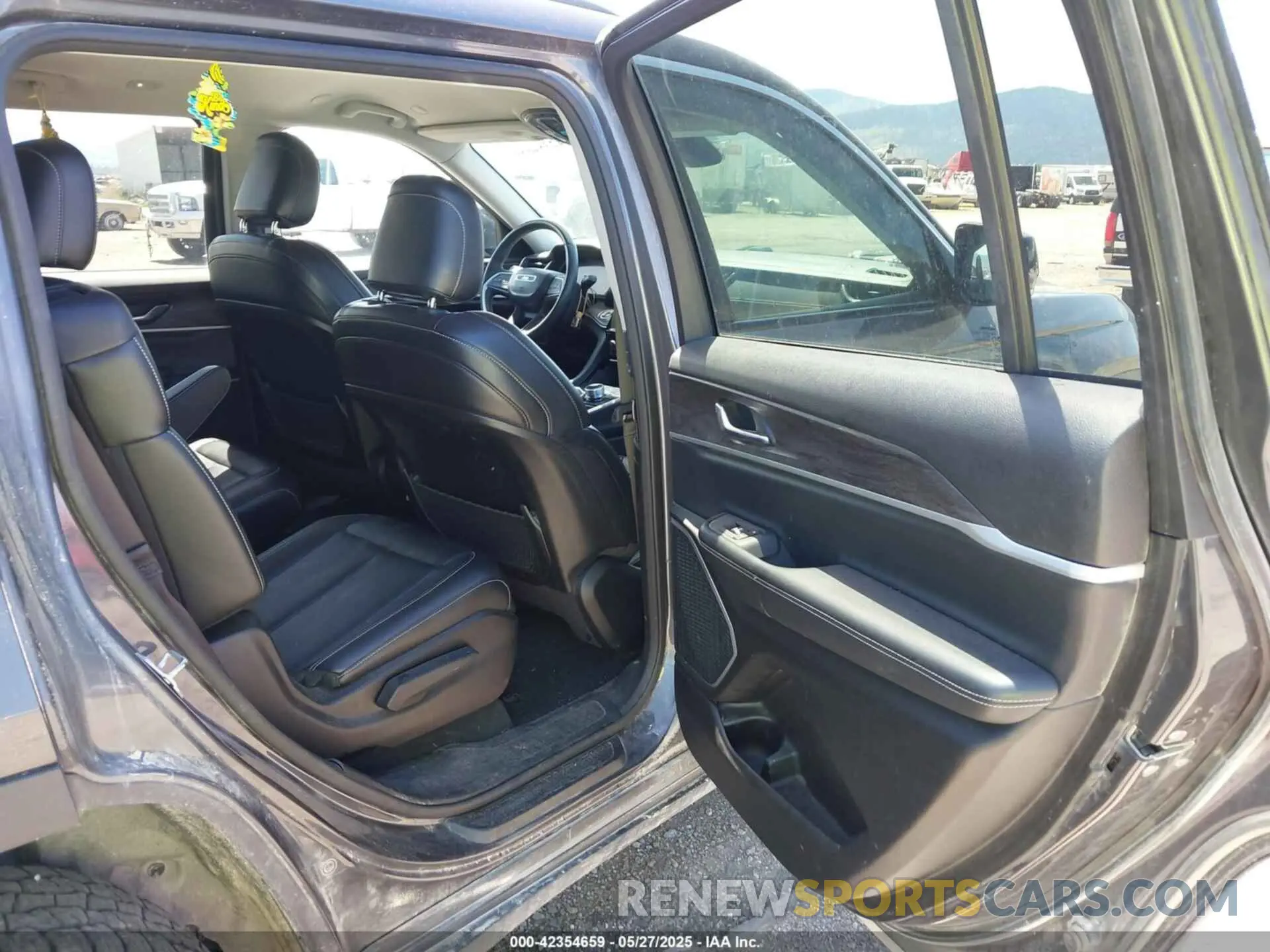 8 Photograph of a damaged car 1C4RJKBG2M8138950 JEEP GRAND CHEROKEE L 2021