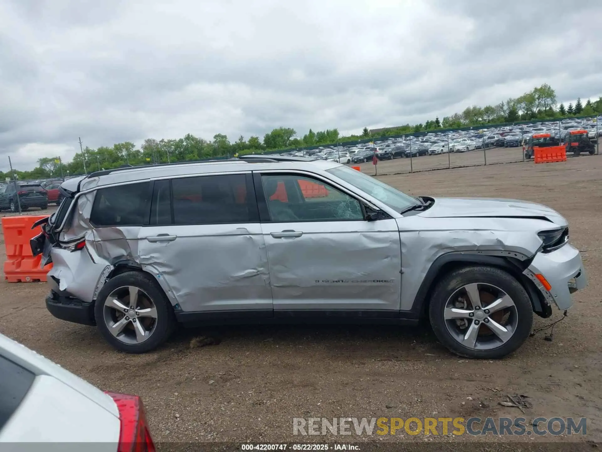 12 Photograph of a damaged car 1C4RJKBG3M8114379 JEEP GRAND CHEROKEE L 2021
