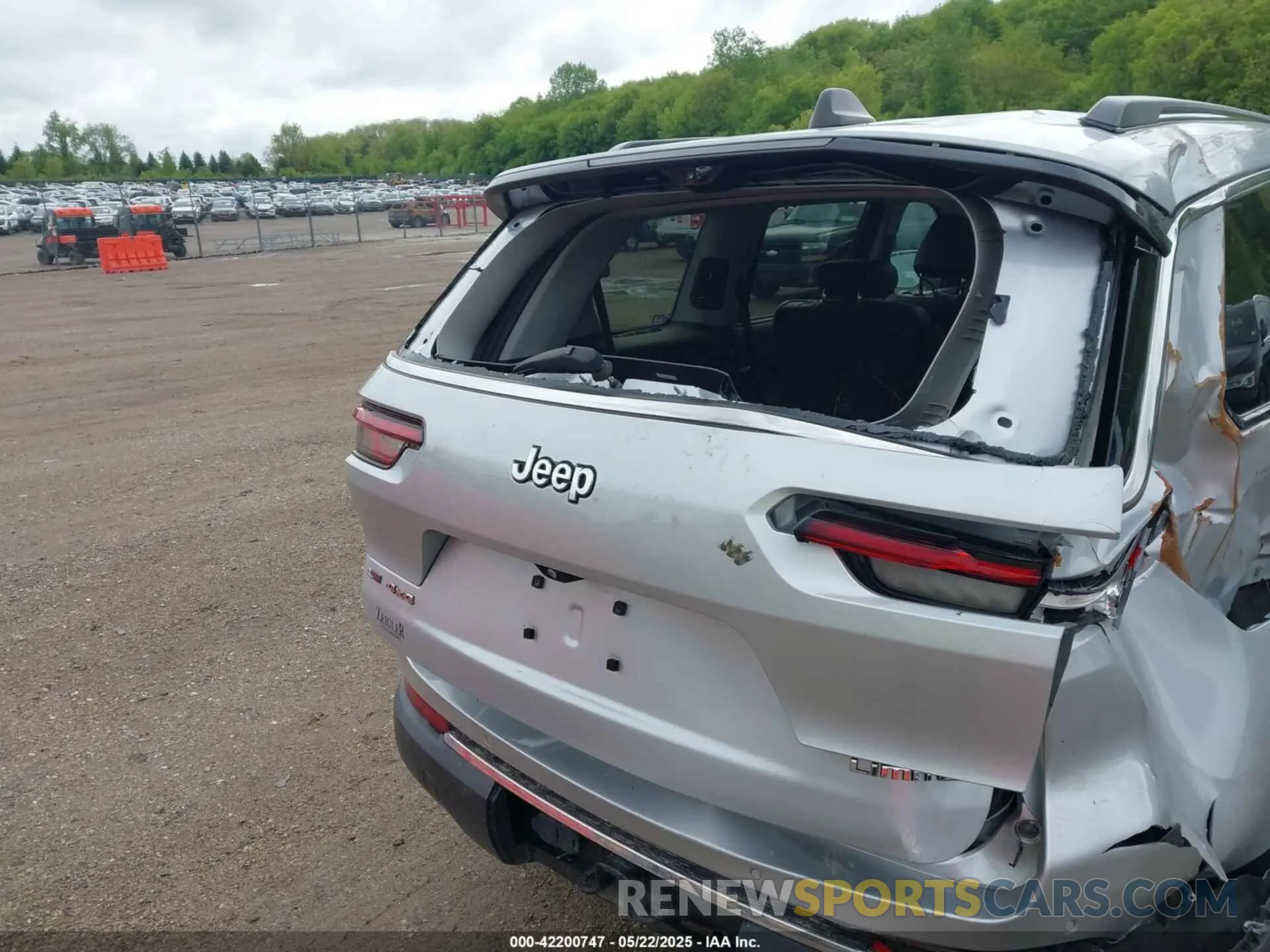 16 Photograph of a damaged car 1C4RJKBG3M8114379 JEEP GRAND CHEROKEE L 2021