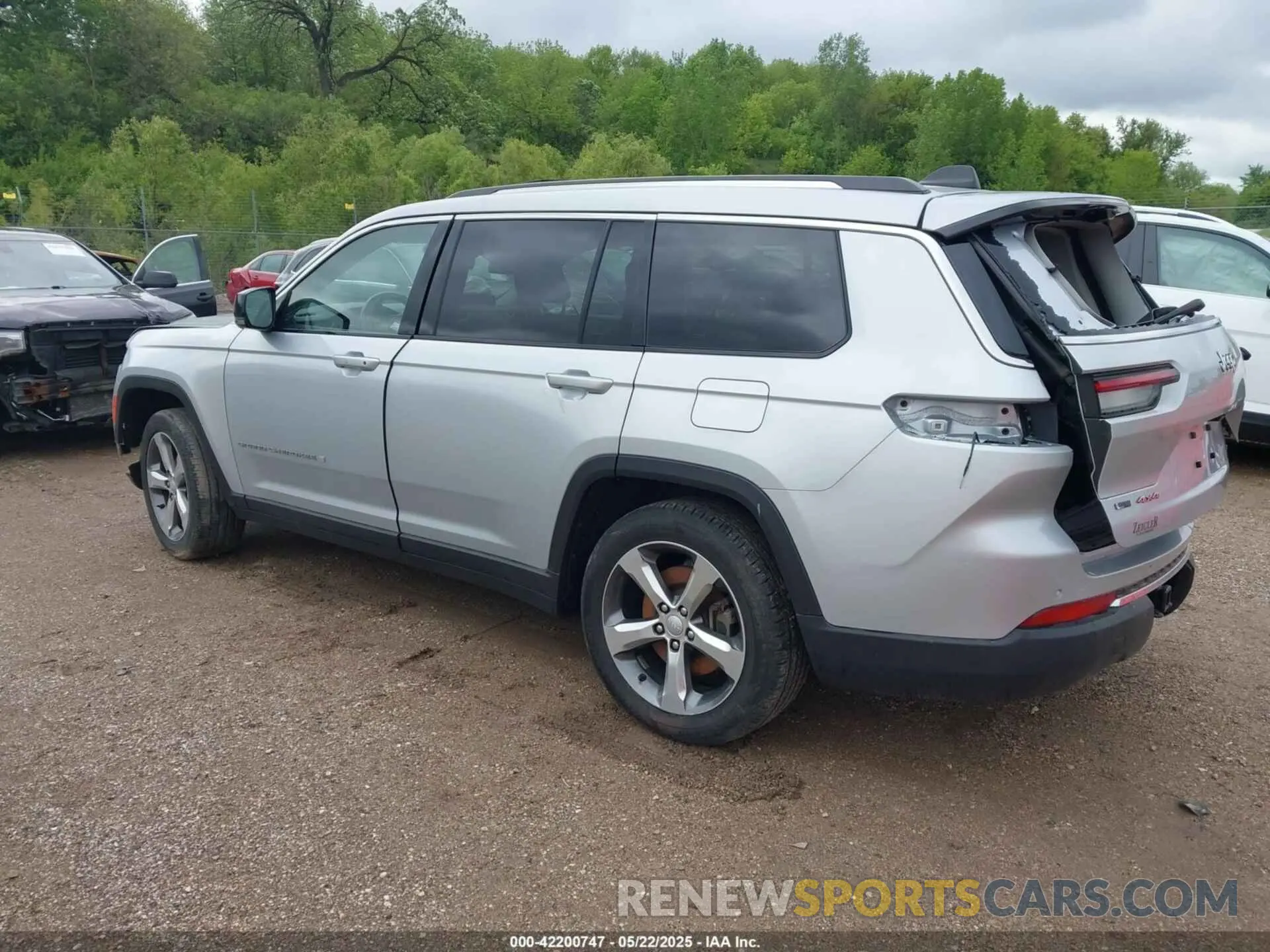 3 Photograph of a damaged car 1C4RJKBG3M8114379 JEEP GRAND CHEROKEE L 2021