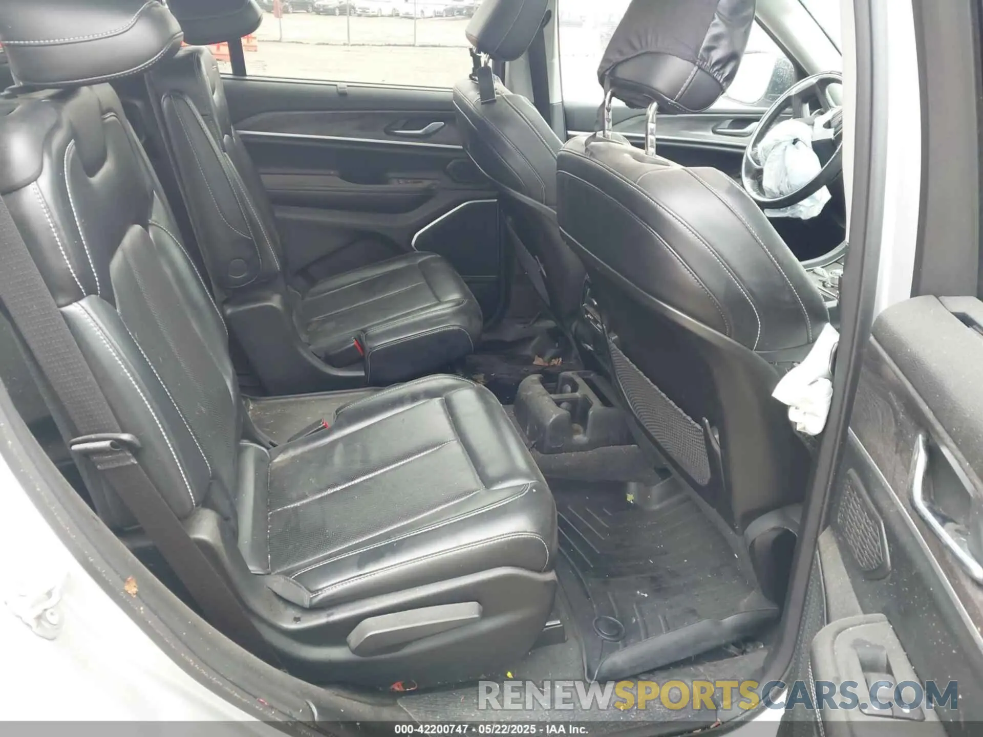 8 Photograph of a damaged car 1C4RJKBG3M8114379 JEEP GRAND CHEROKEE L 2021