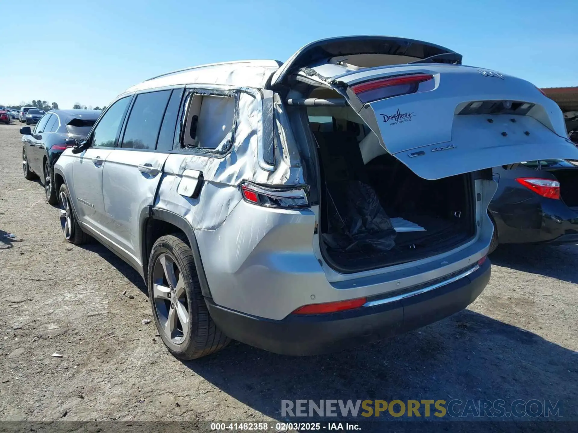 3 Photograph of a damaged car 1C4RJKBG4M8107229 JEEP GRAND CHEROKEE L 2021