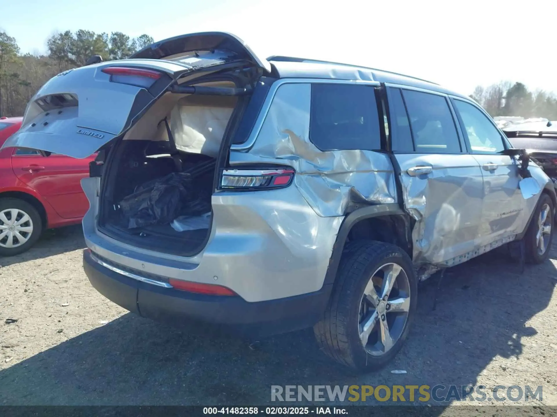 4 Photograph of a damaged car 1C4RJKBG4M8107229 JEEP GRAND CHEROKEE L 2021