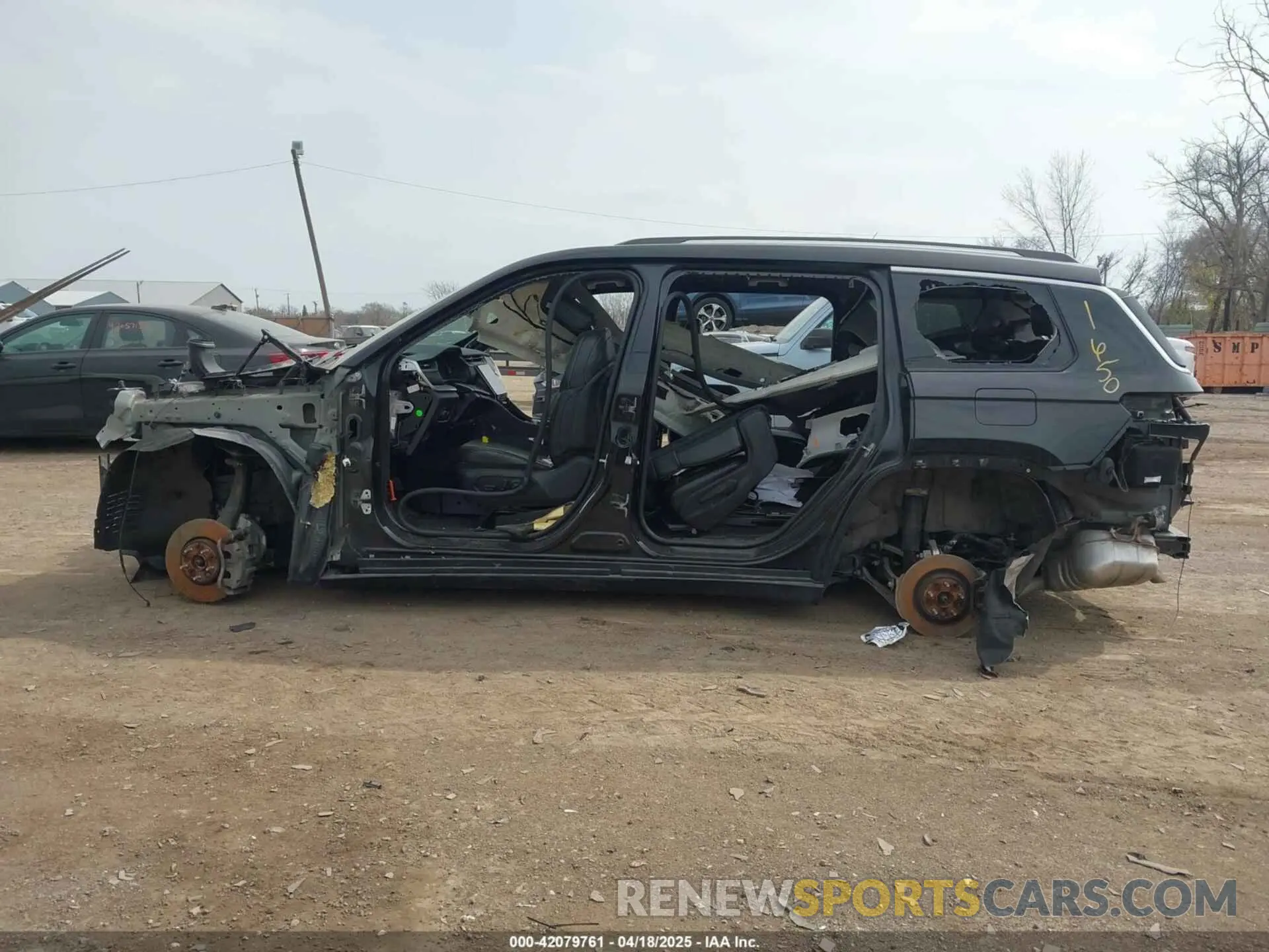 13 Photograph of a damaged car 1C4RJKBG4M8121650 JEEP GRAND CHEROKEE L 2021