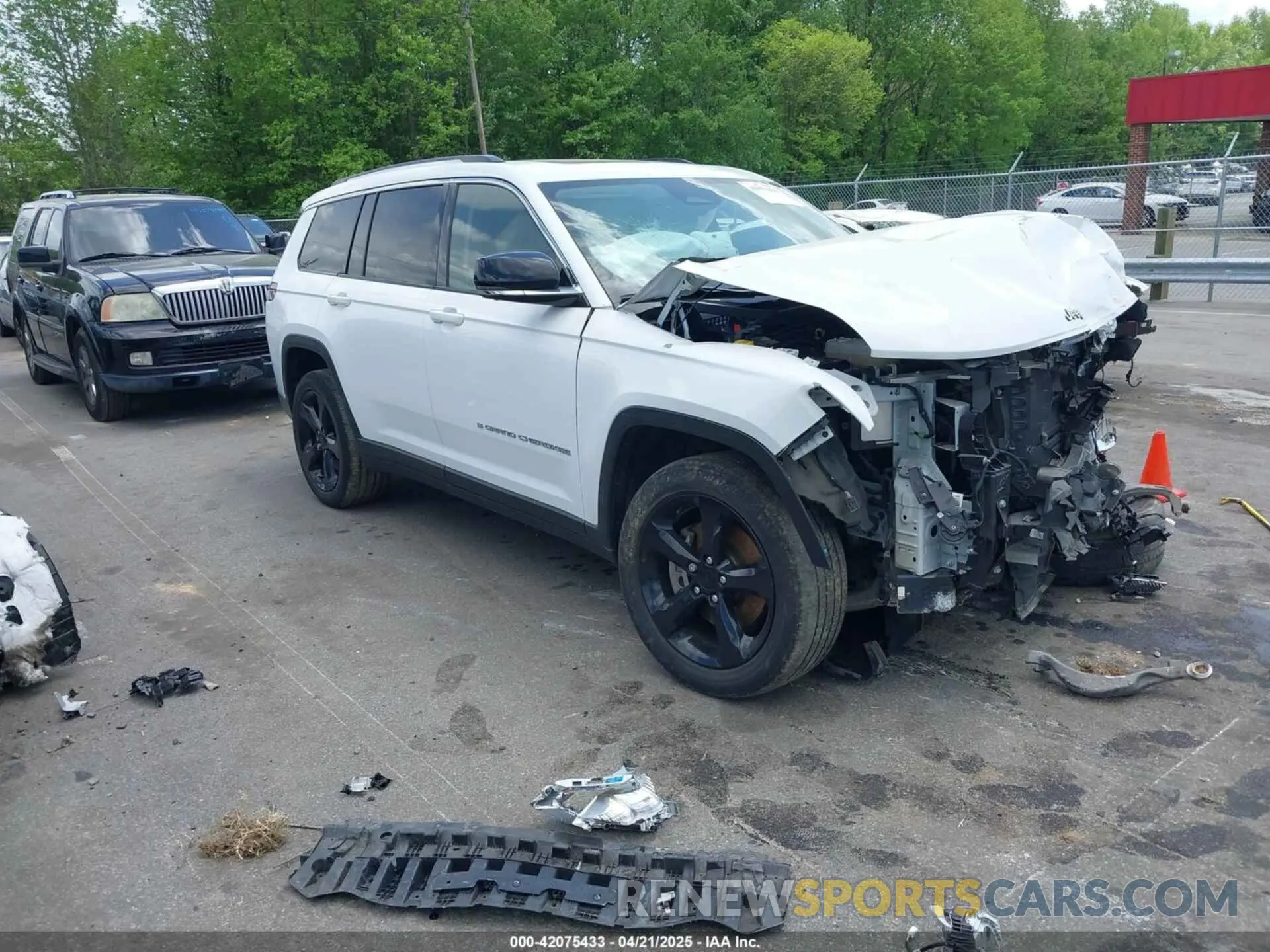1 Photograph of a damaged car 1C4RJKBG4M8136830 JEEP GRAND CHEROKEE L 2021