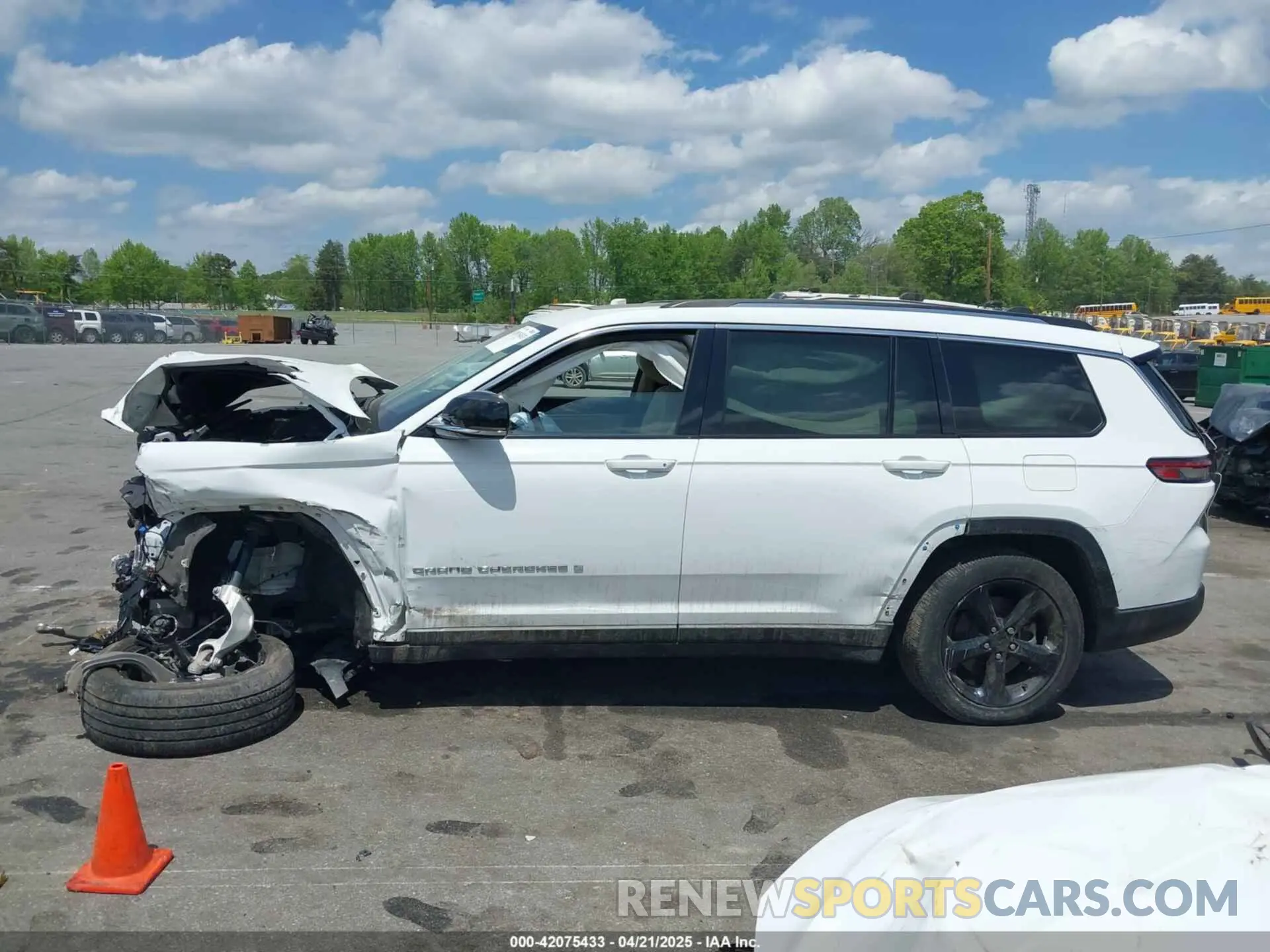 15 Photograph of a damaged car 1C4RJKBG4M8136830 JEEP GRAND CHEROKEE L 2021
