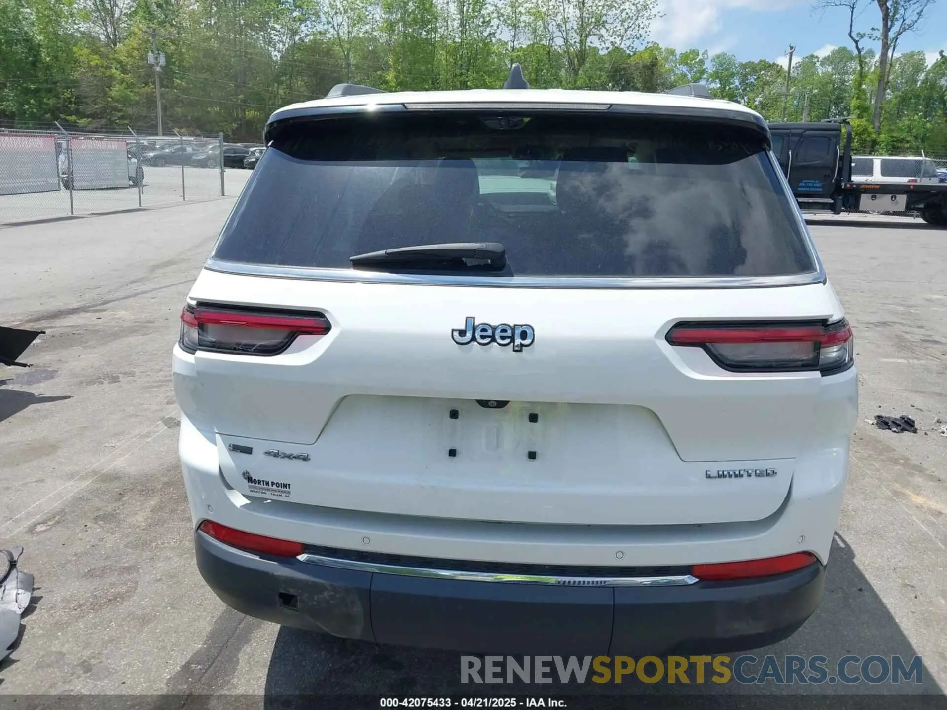 17 Photograph of a damaged car 1C4RJKBG4M8136830 JEEP GRAND CHEROKEE L 2021