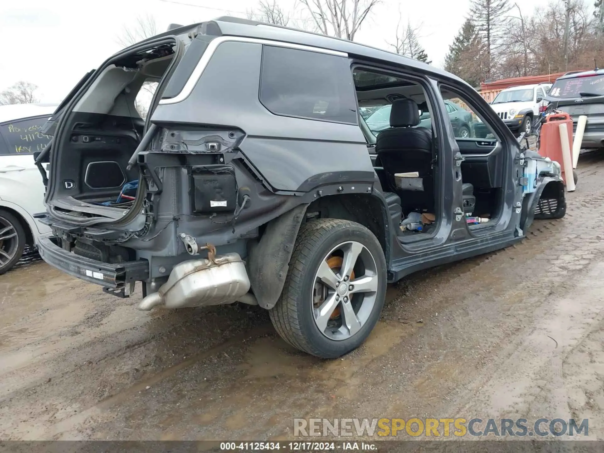 4 Photograph of a damaged car 1C4RJKBG4M8138710 JEEP GRAND CHEROKEE L 2021