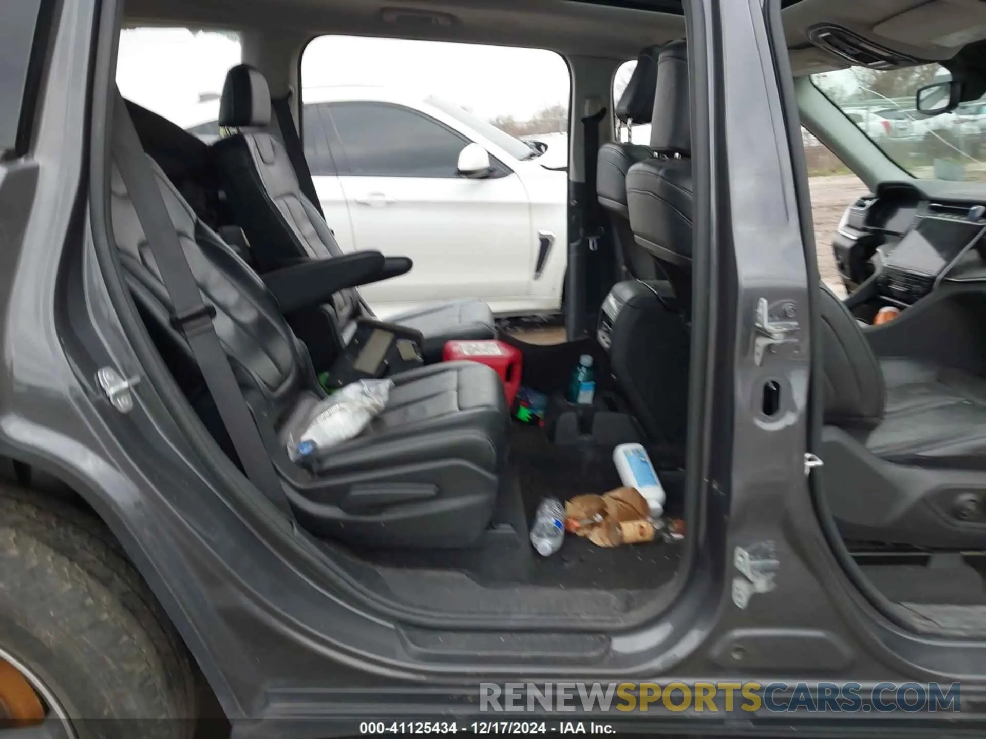 8 Photograph of a damaged car 1C4RJKBG4M8138710 JEEP GRAND CHEROKEE L 2021