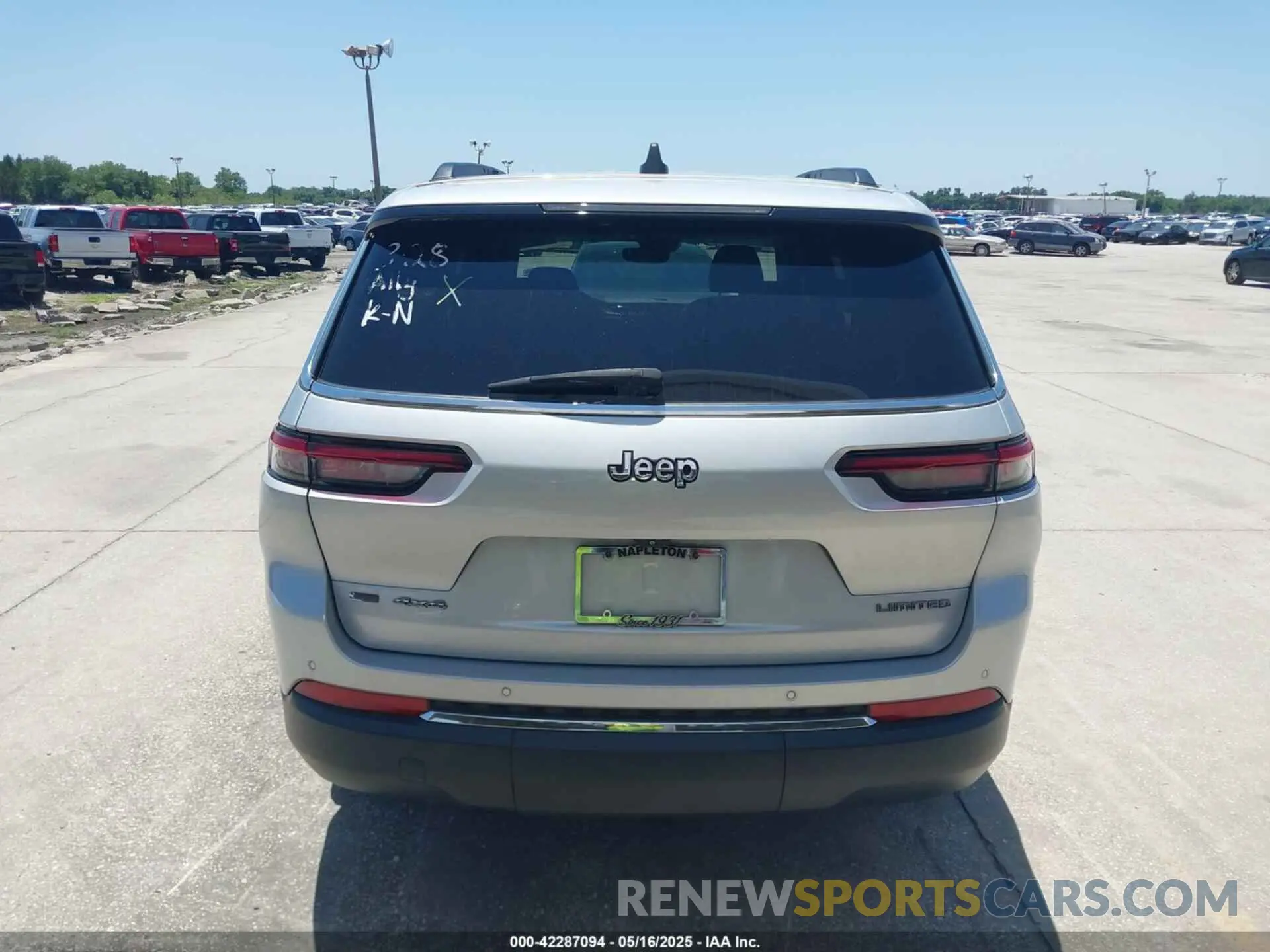 16 Photograph of a damaged car 1C4RJKBG5M8101312 JEEP GRAND CHEROKEE L 2021