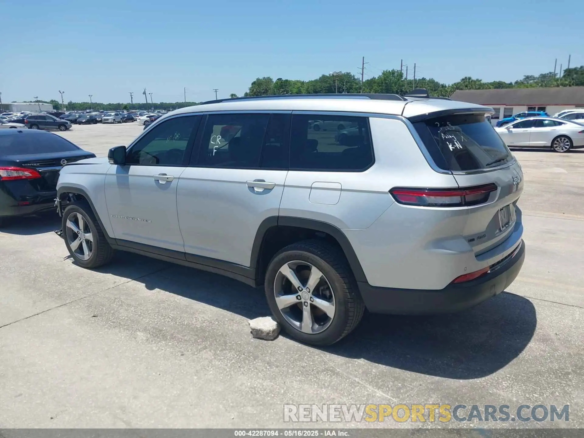 3 Photograph of a damaged car 1C4RJKBG5M8101312 JEEP GRAND CHEROKEE L 2021