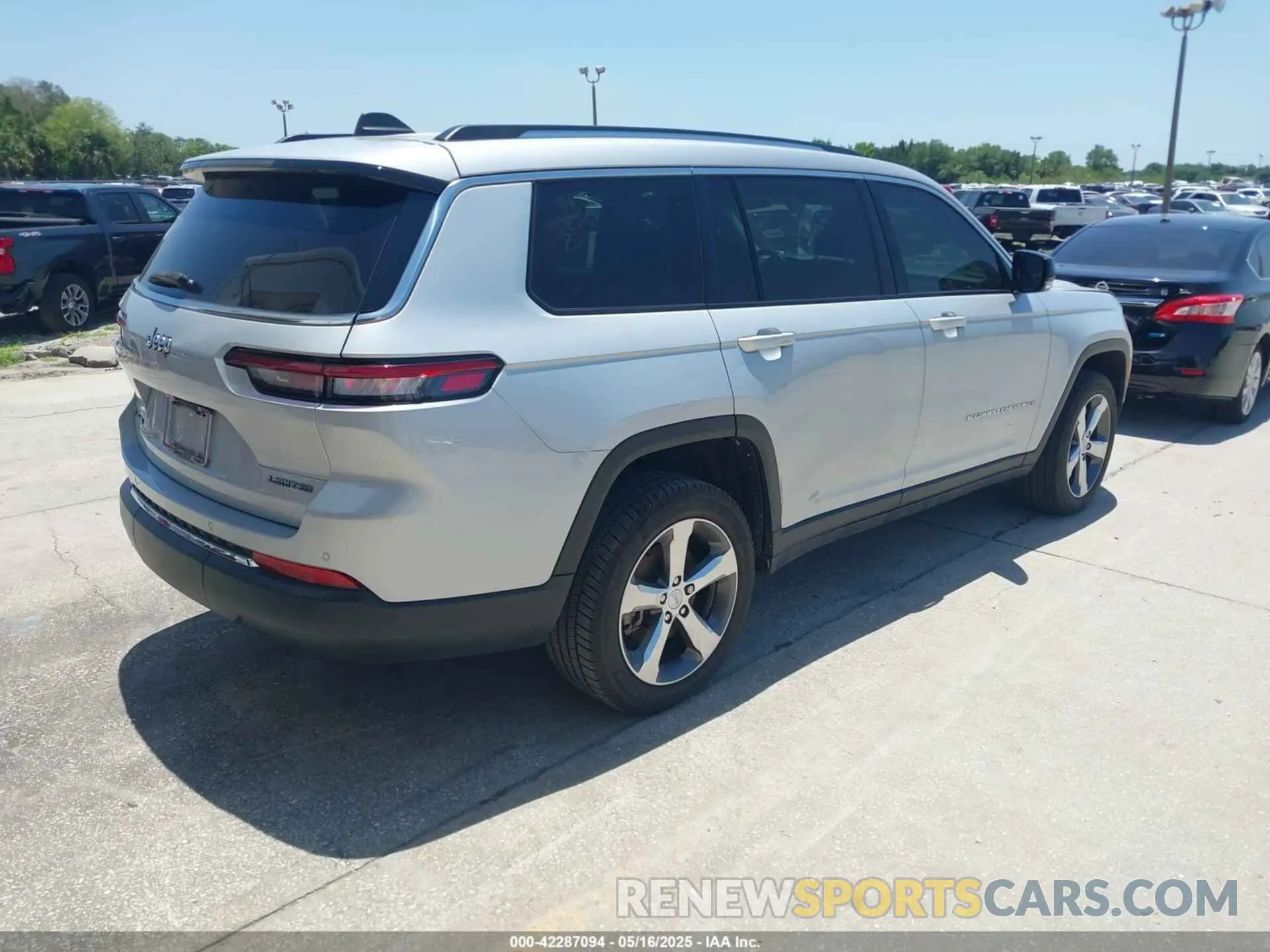 4 Photograph of a damaged car 1C4RJKBG5M8101312 JEEP GRAND CHEROKEE L 2021