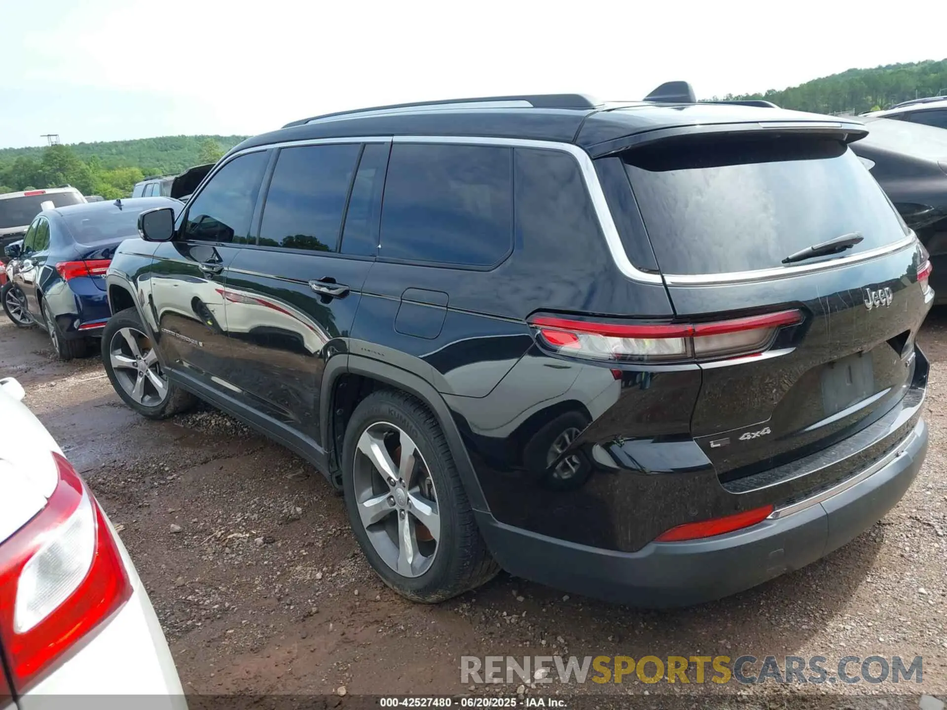 3 Photograph of a damaged car 1C4RJKBG5M8108194 JEEP GRAND CHEROKEE L 2021