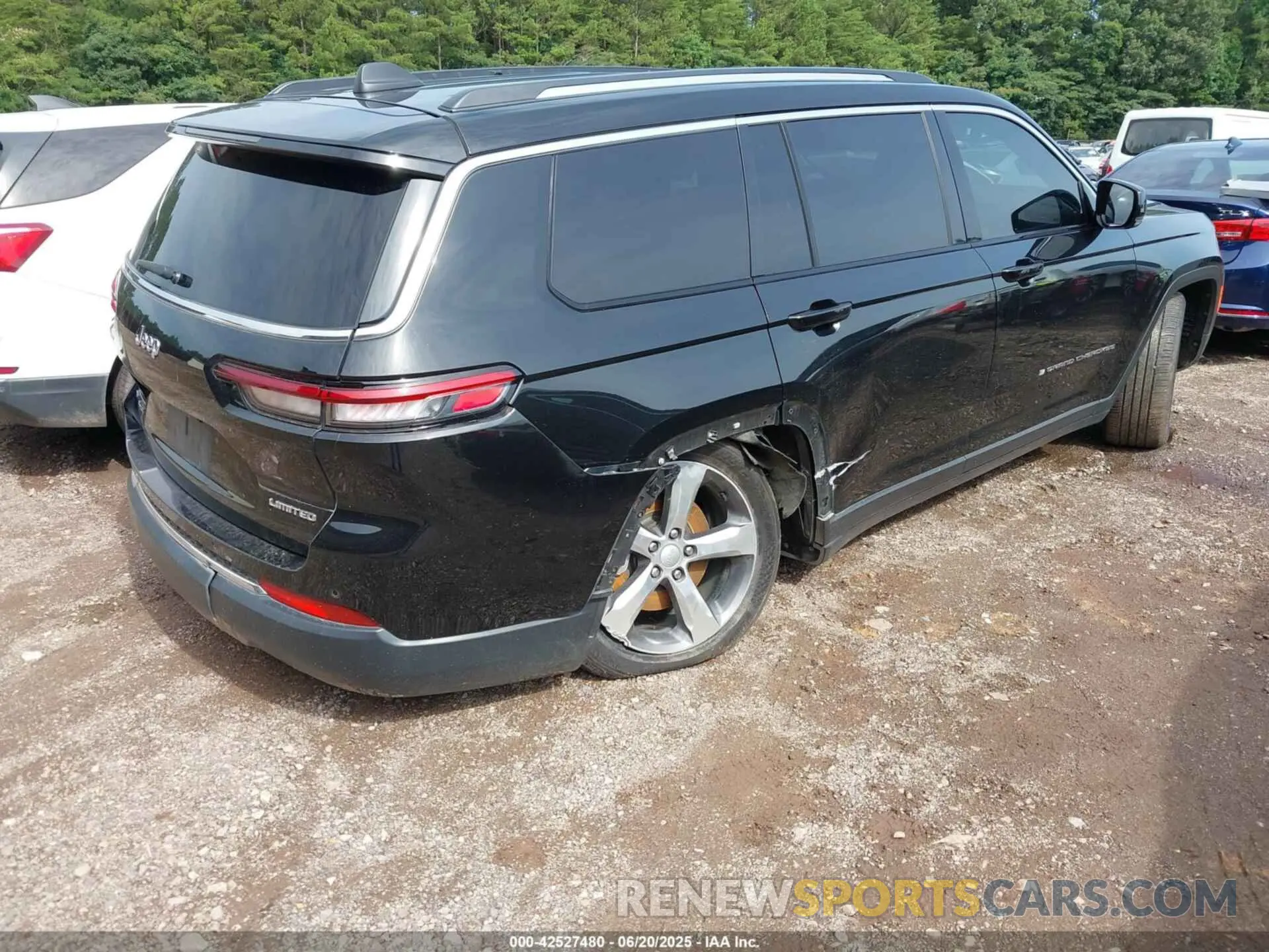 4 Photograph of a damaged car 1C4RJKBG5M8108194 JEEP GRAND CHEROKEE L 2021