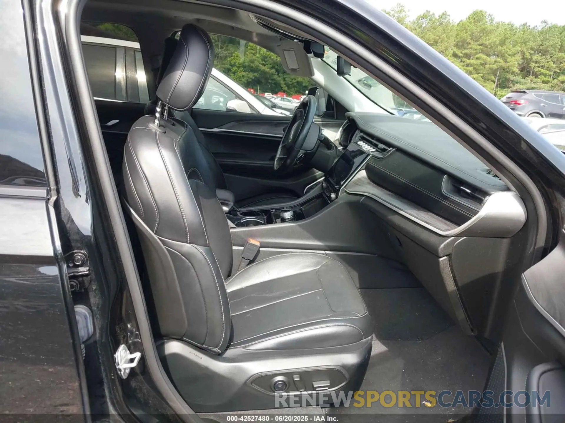 5 Photograph of a damaged car 1C4RJKBG5M8108194 JEEP GRAND CHEROKEE L 2021