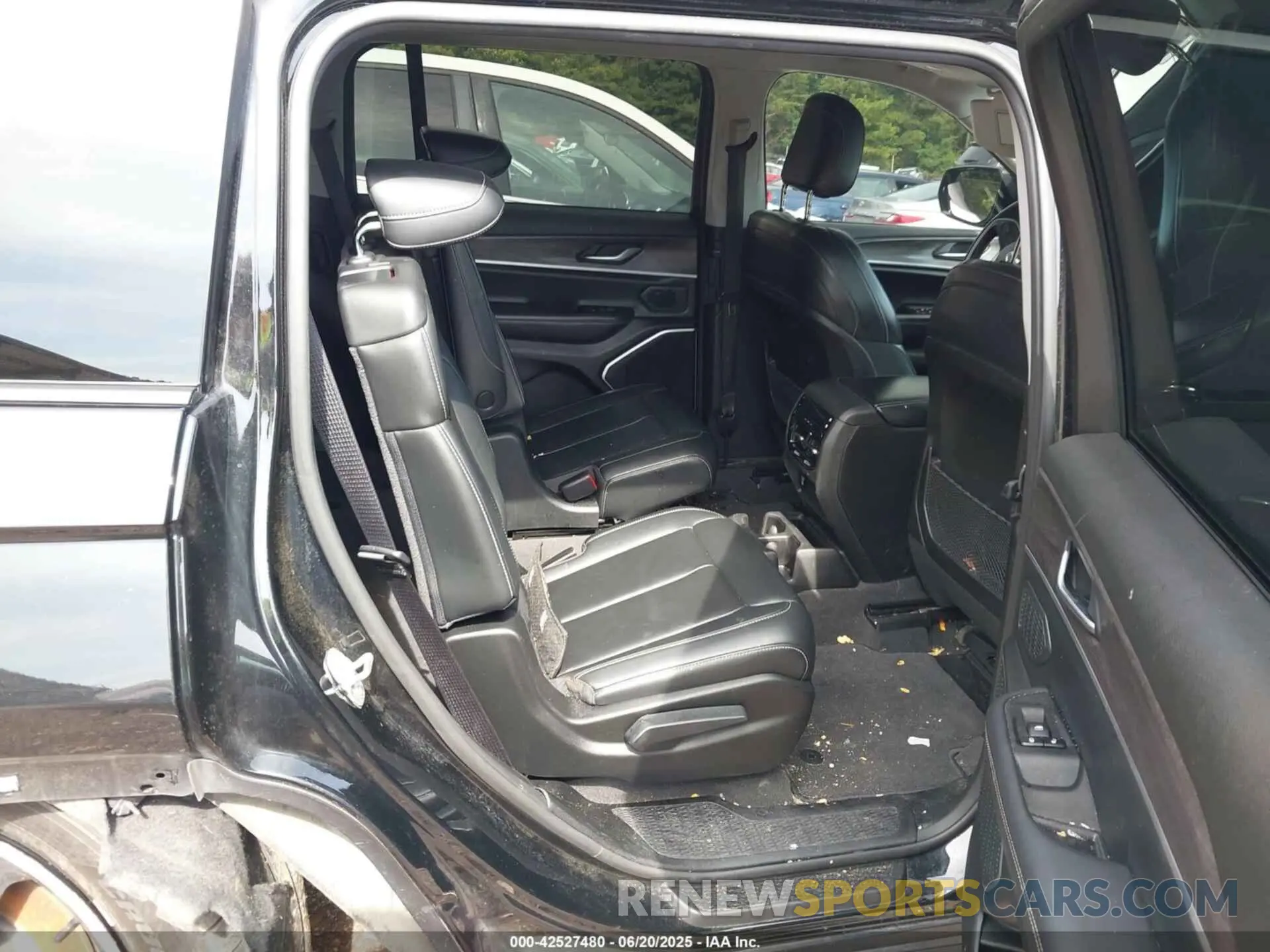 8 Photograph of a damaged car 1C4RJKBG5M8108194 JEEP GRAND CHEROKEE L 2021