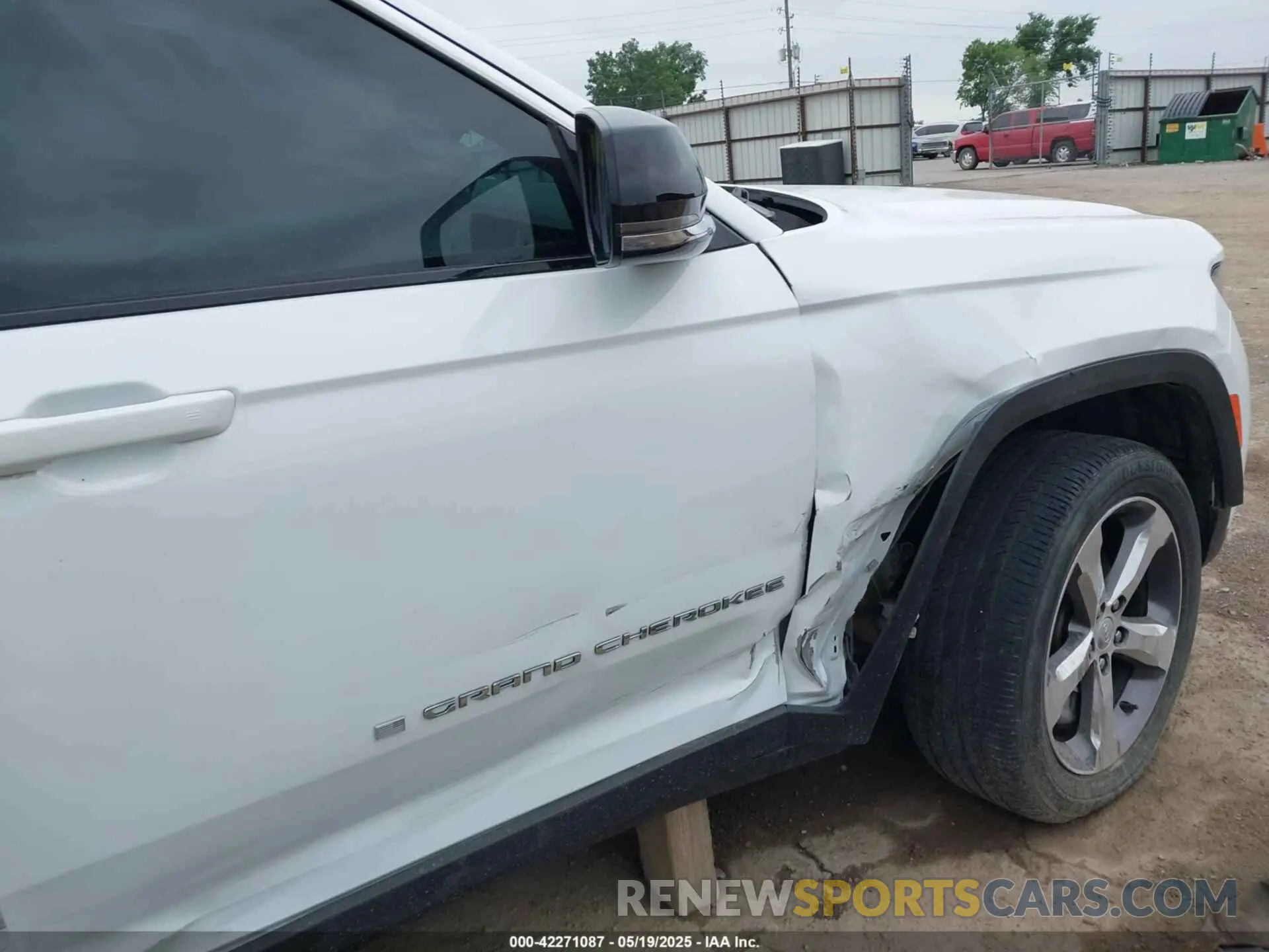 12 Photograph of a damaged car 1C4RJKBG5M8186488 JEEP GRAND CHEROKEE L 2021