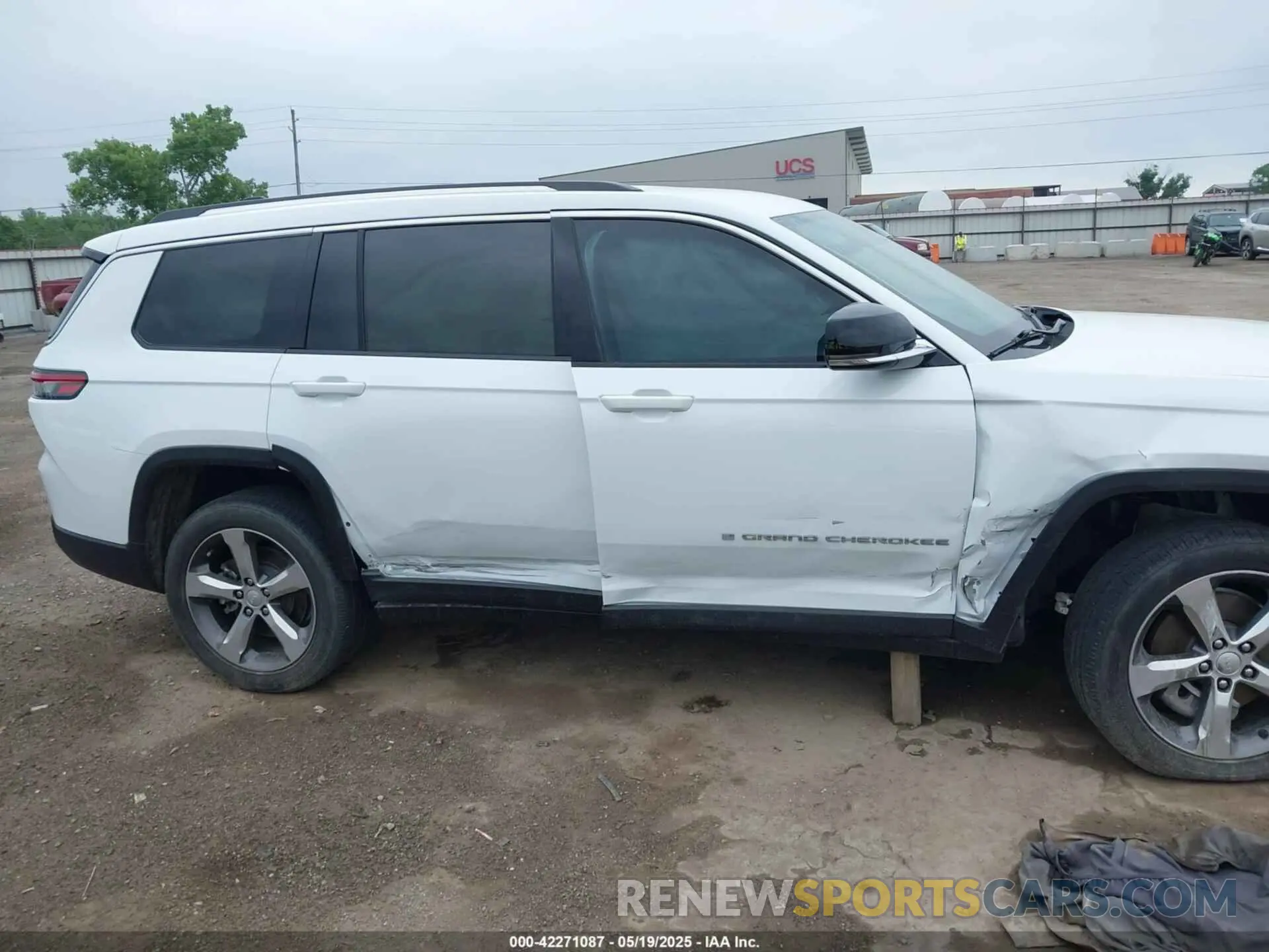 14 Photograph of a damaged car 1C4RJKBG5M8186488 JEEP GRAND CHEROKEE L 2021