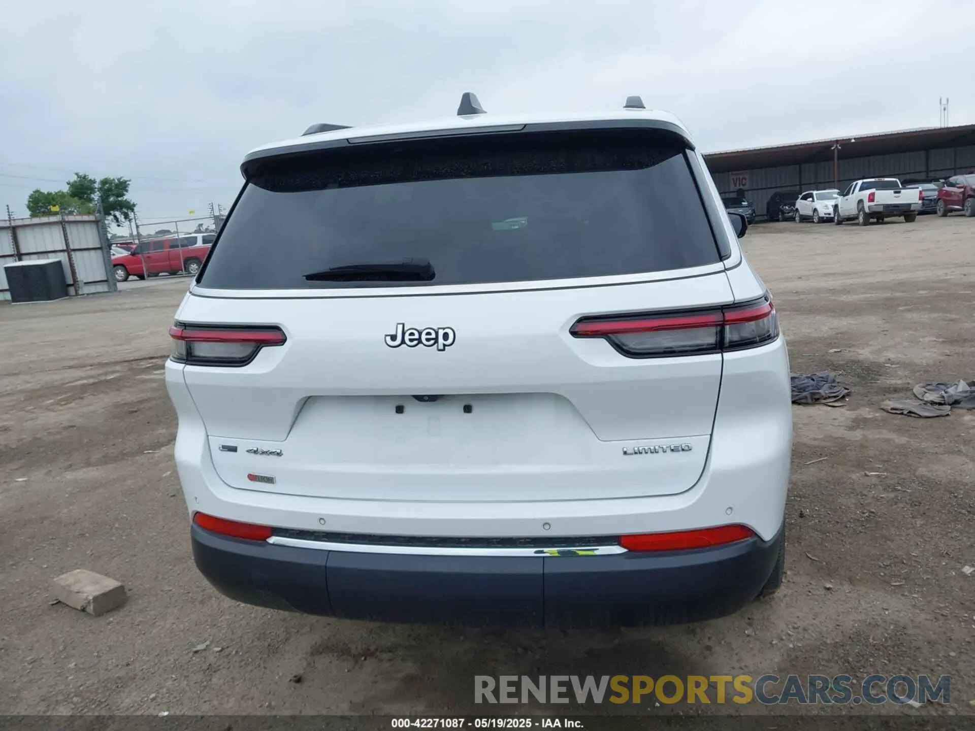 17 Photograph of a damaged car 1C4RJKBG5M8186488 JEEP GRAND CHEROKEE L 2021