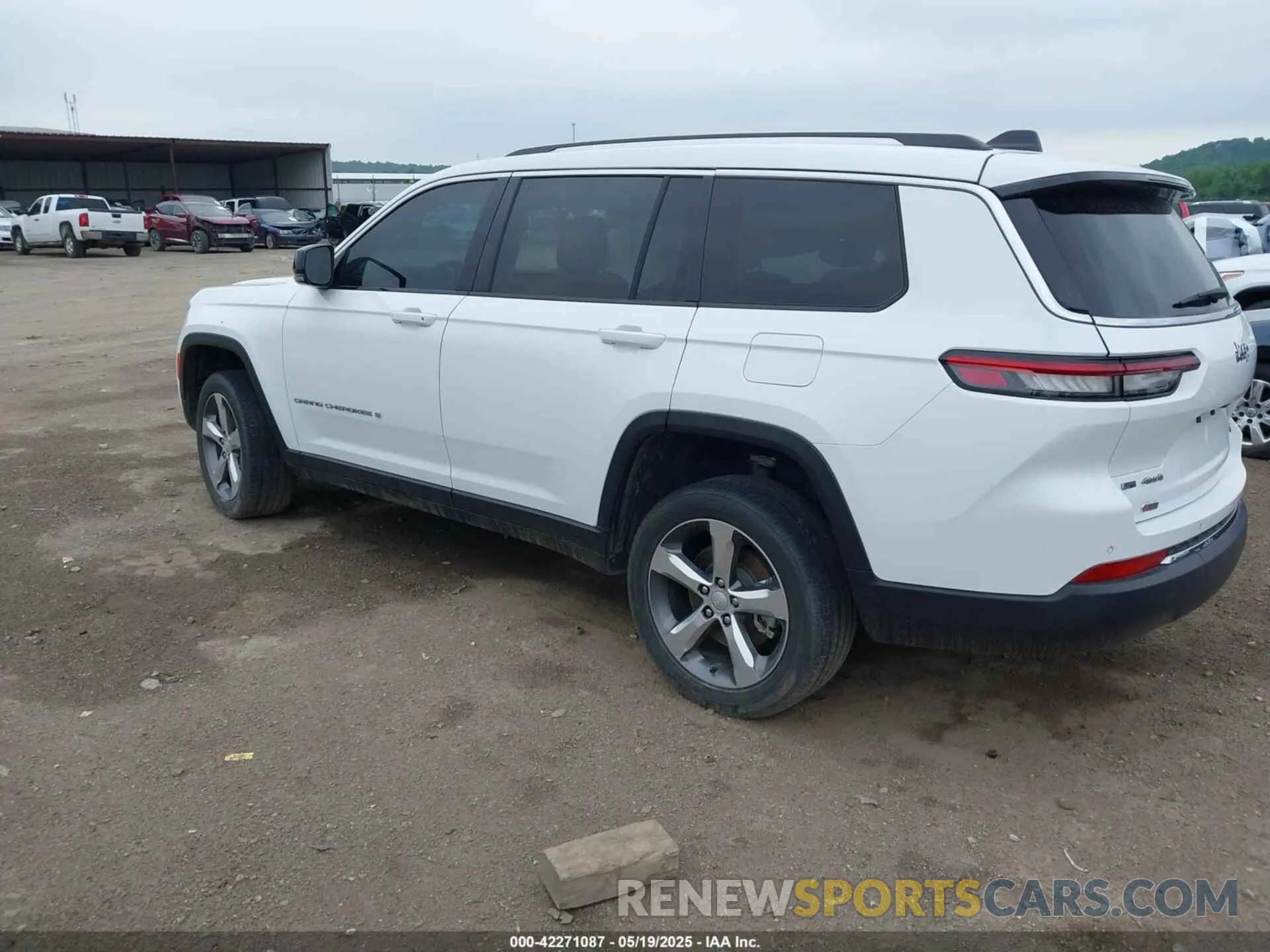 3 Photograph of a damaged car 1C4RJKBG5M8186488 JEEP GRAND CHEROKEE L 2021