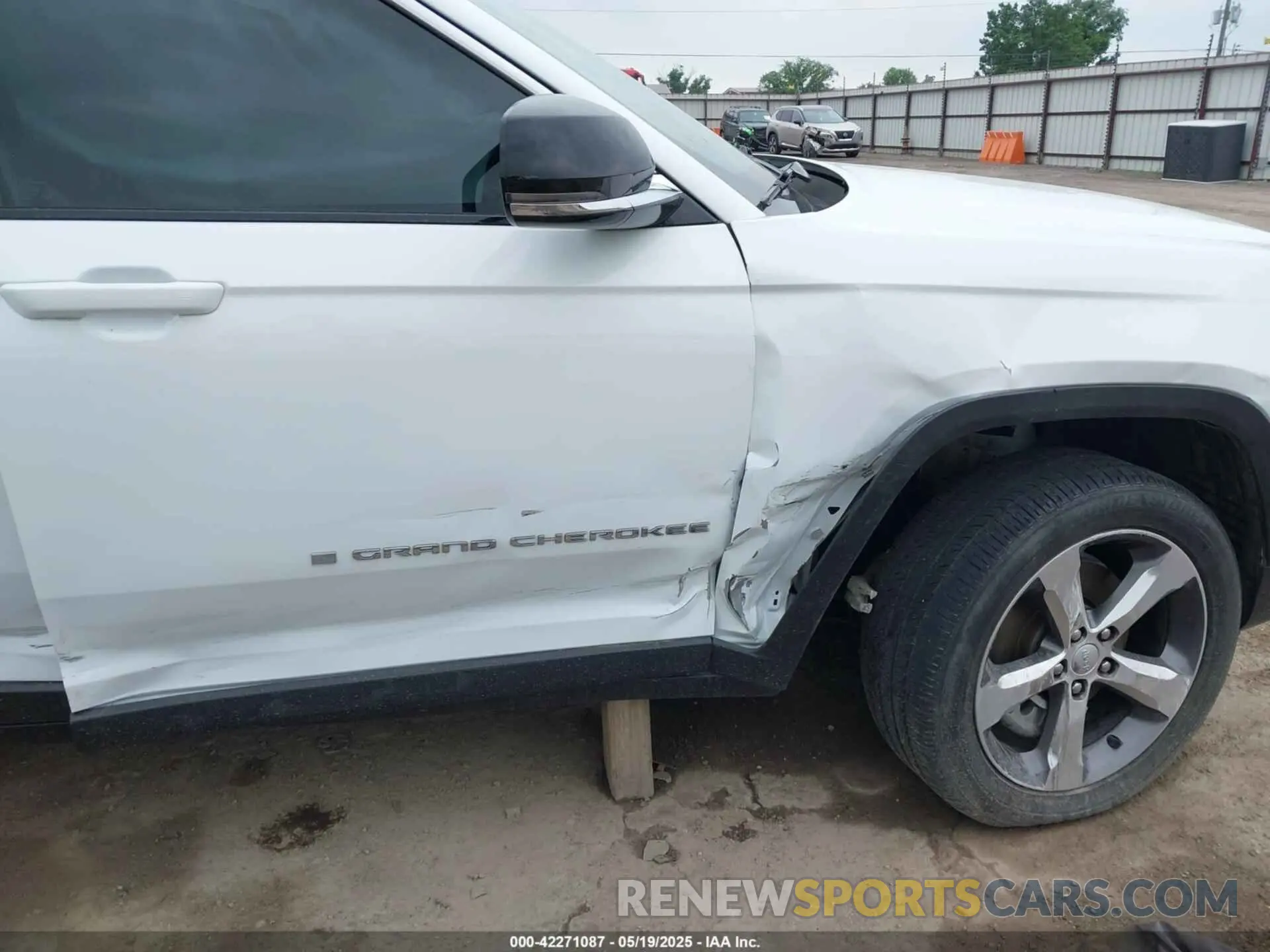 6 Photograph of a damaged car 1C4RJKBG5M8186488 JEEP GRAND CHEROKEE L 2021