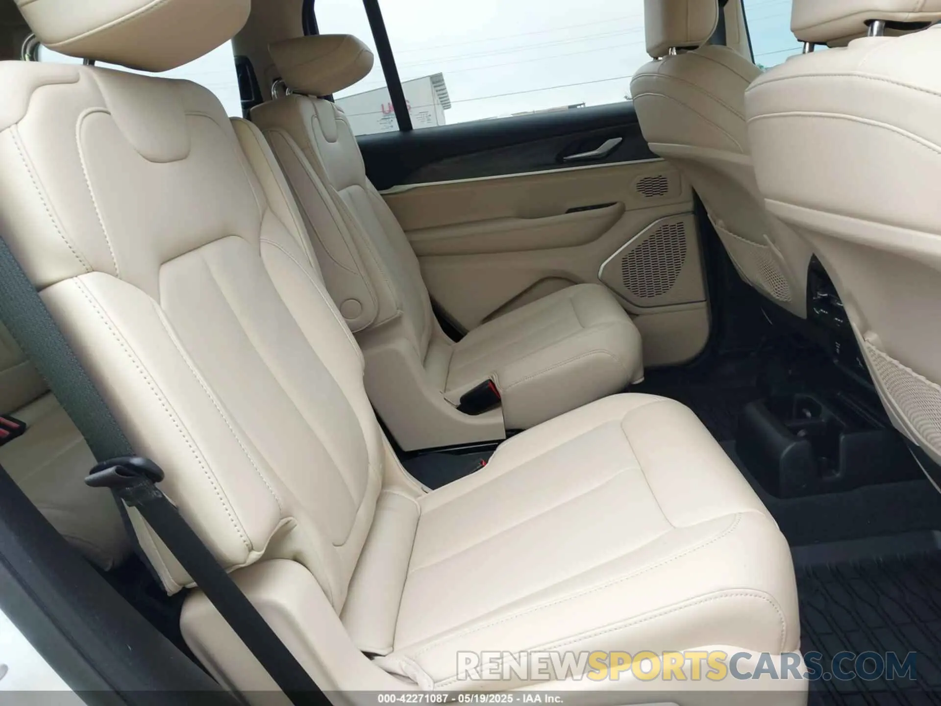 8 Photograph of a damaged car 1C4RJKBG5M8186488 JEEP GRAND CHEROKEE L 2021