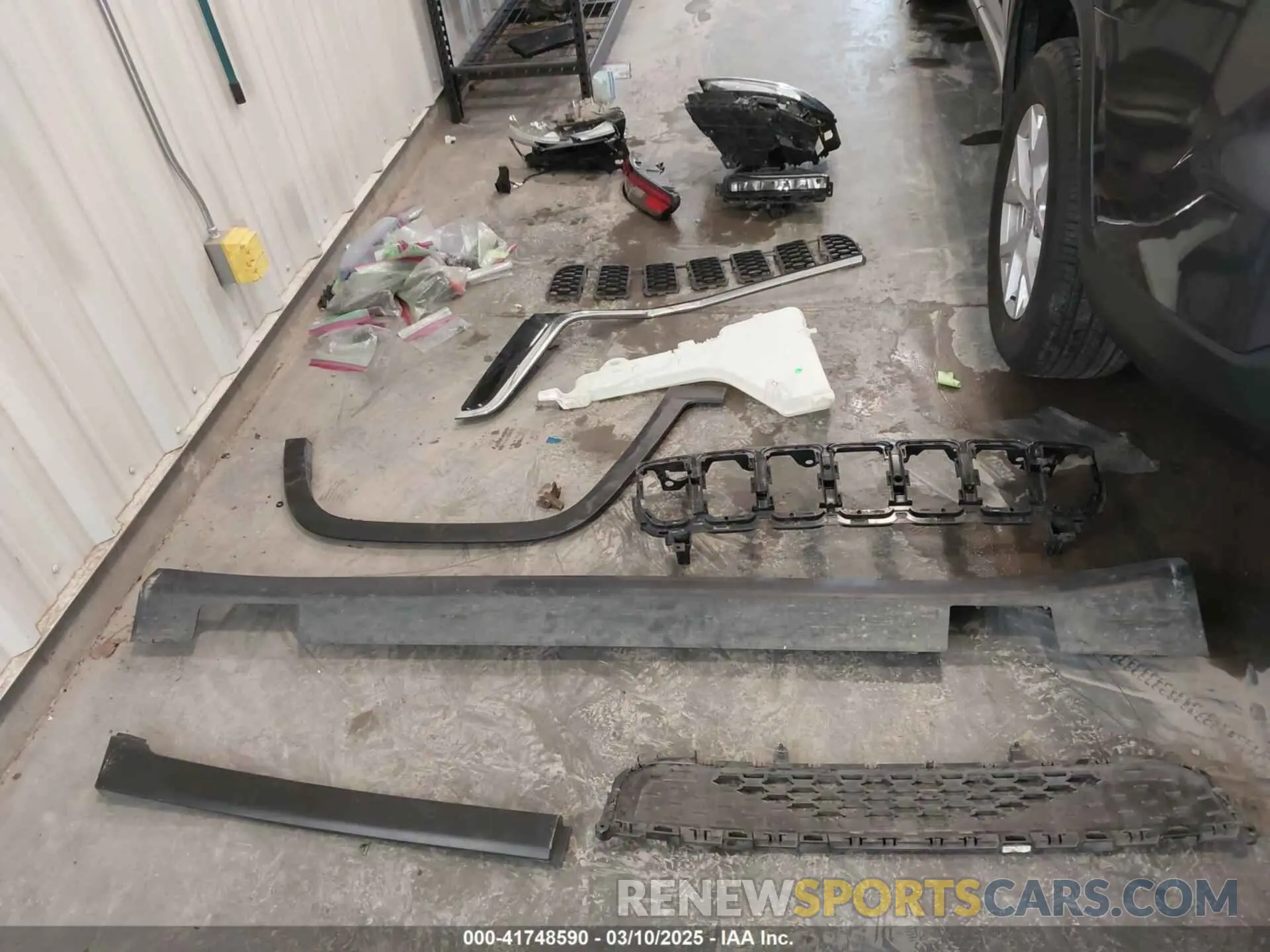21 Photograph of a damaged car 1C4RJKBG6M8172857 JEEP GRAND CHEROKEE L 2021