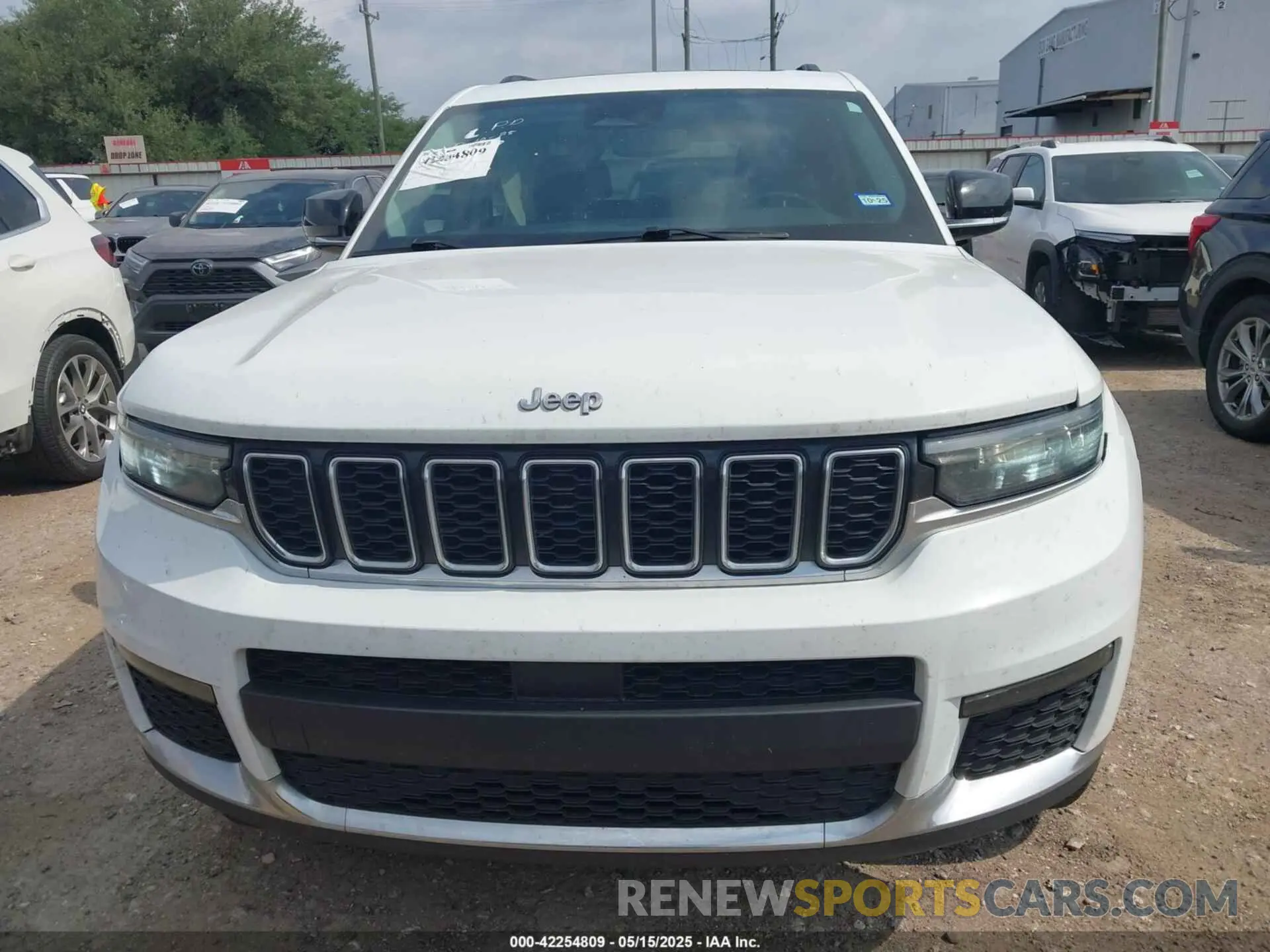 12 Photograph of a damaged car 1C4RJKBG7M8101781 JEEP GRAND CHEROKEE L 2021