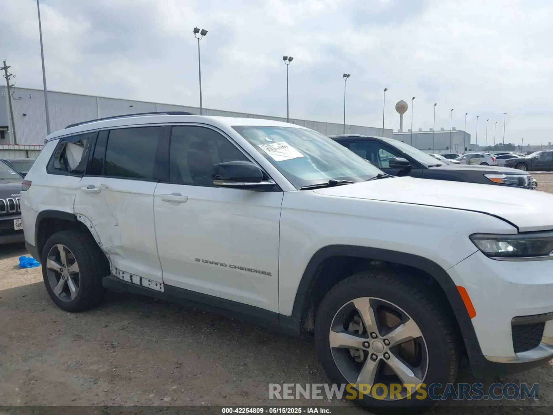 13 Photograph of a damaged car 1C4RJKBG7M8101781 JEEP GRAND CHEROKEE L 2021