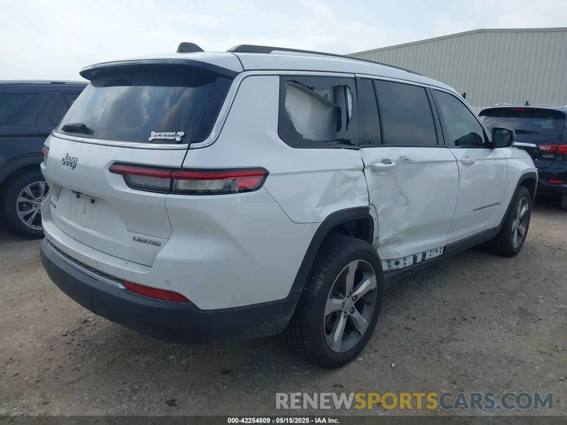 4 Photograph of a damaged car 1C4RJKBG7M8101781 JEEP GRAND CHEROKEE L 2021