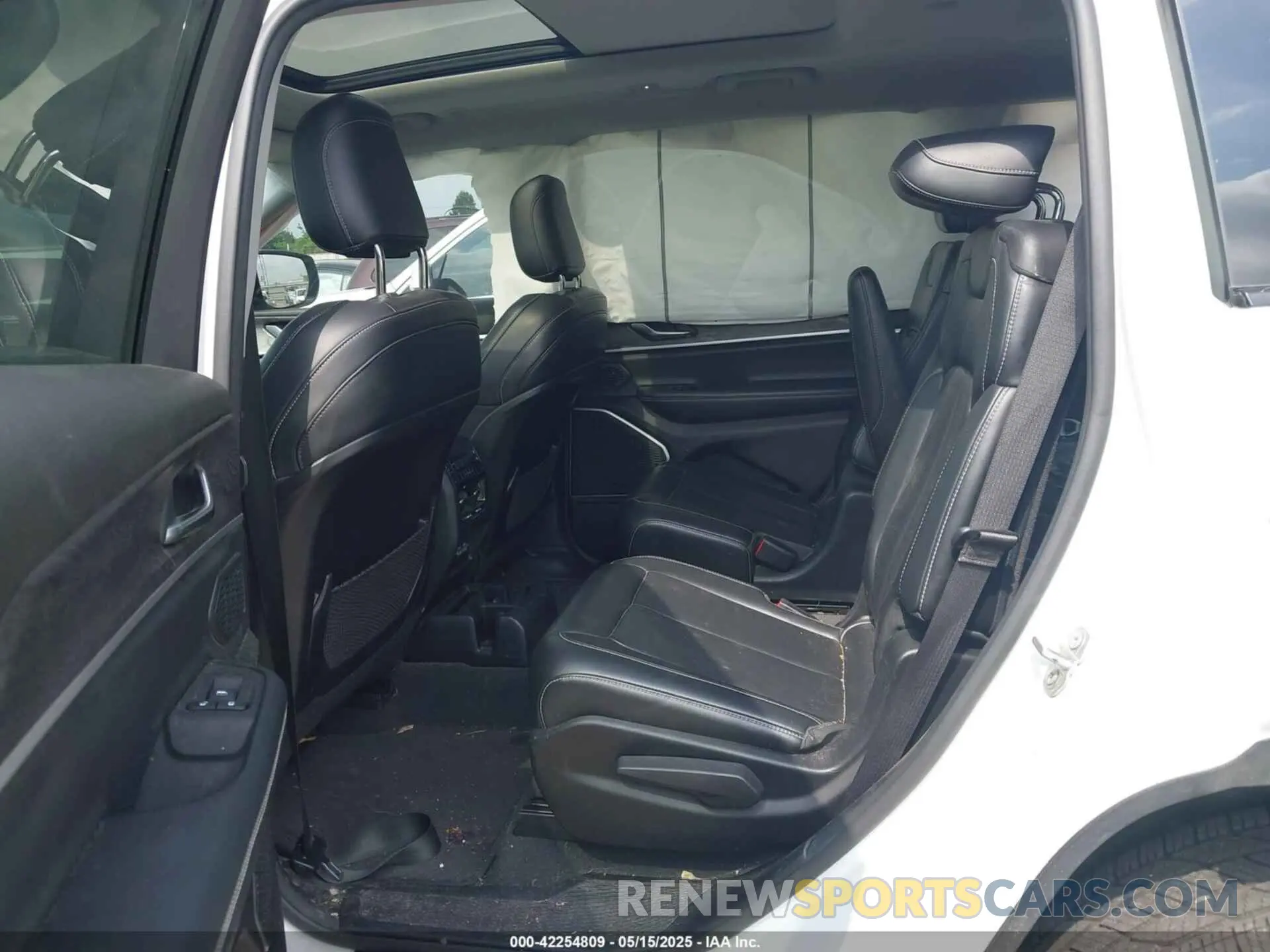 8 Photograph of a damaged car 1C4RJKBG7M8101781 JEEP GRAND CHEROKEE L 2021
