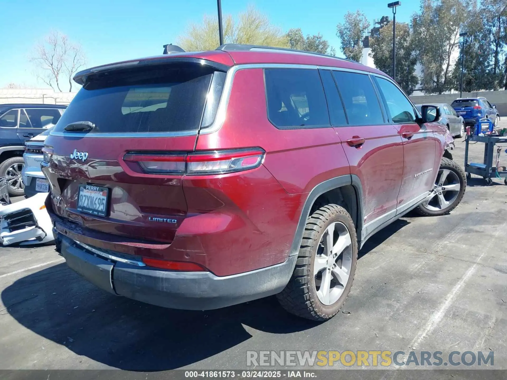 4 Photograph of a damaged car 1C4RJKBG7M8127961 JEEP GRAND CHEROKEE L 2021