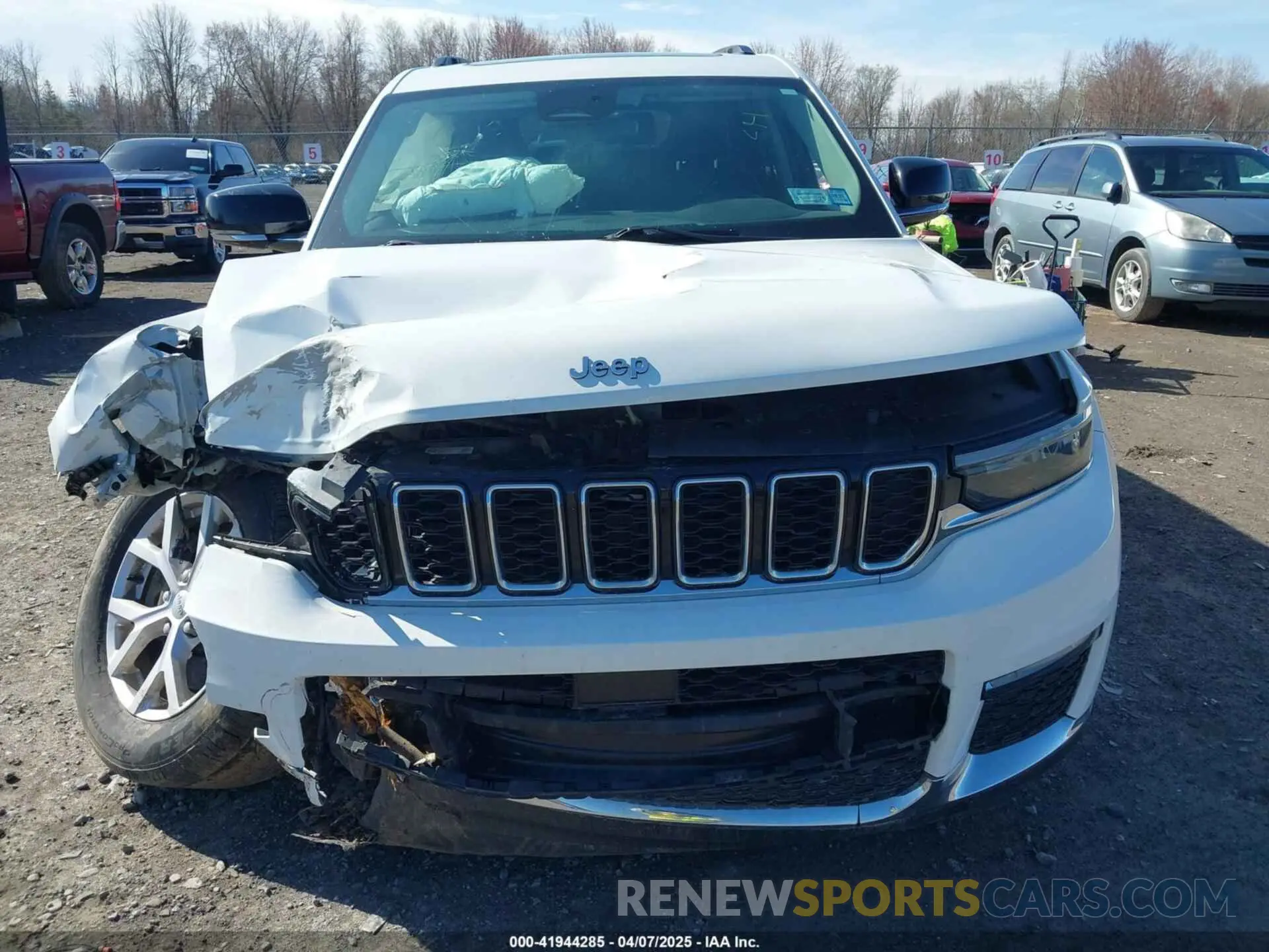 13 Photograph of a damaged car 1C4RJKBG7M8142511 JEEP GRAND CHEROKEE L 2021