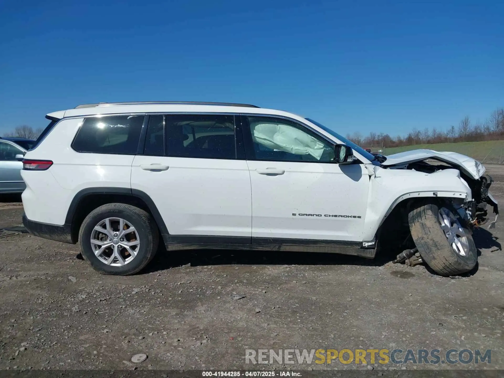 14 Photograph of a damaged car 1C4RJKBG7M8142511 JEEP GRAND CHEROKEE L 2021