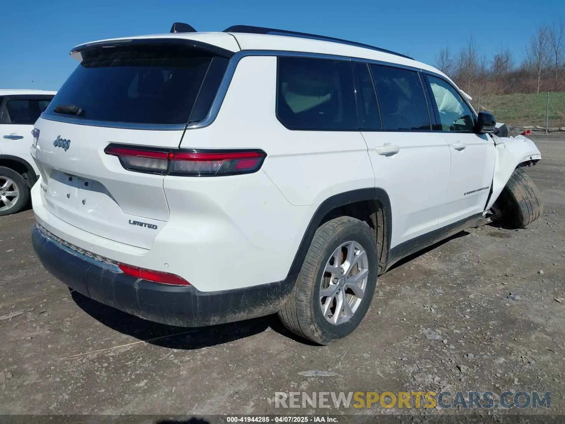 4 Photograph of a damaged car 1C4RJKBG7M8142511 JEEP GRAND CHEROKEE L 2021