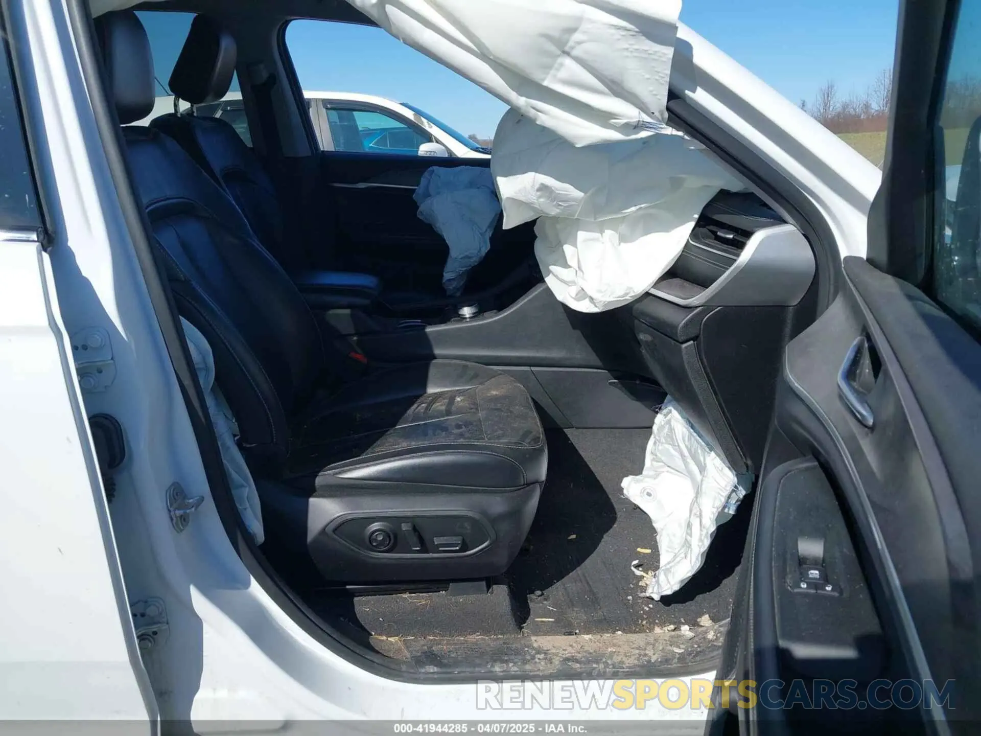 5 Photograph of a damaged car 1C4RJKBG7M8142511 JEEP GRAND CHEROKEE L 2021