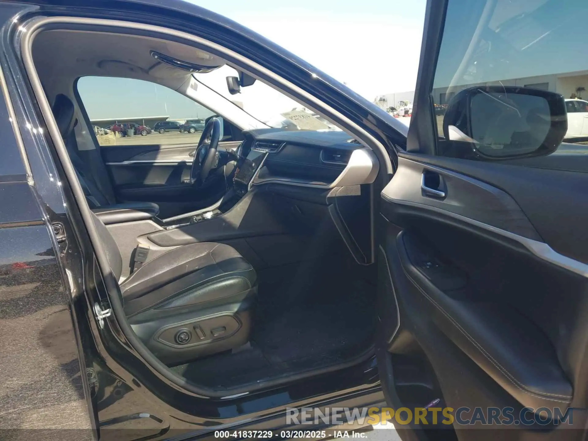 5 Photograph of a damaged car 1C4RJKBG7M8190882 JEEP GRAND CHEROKEE L 2021