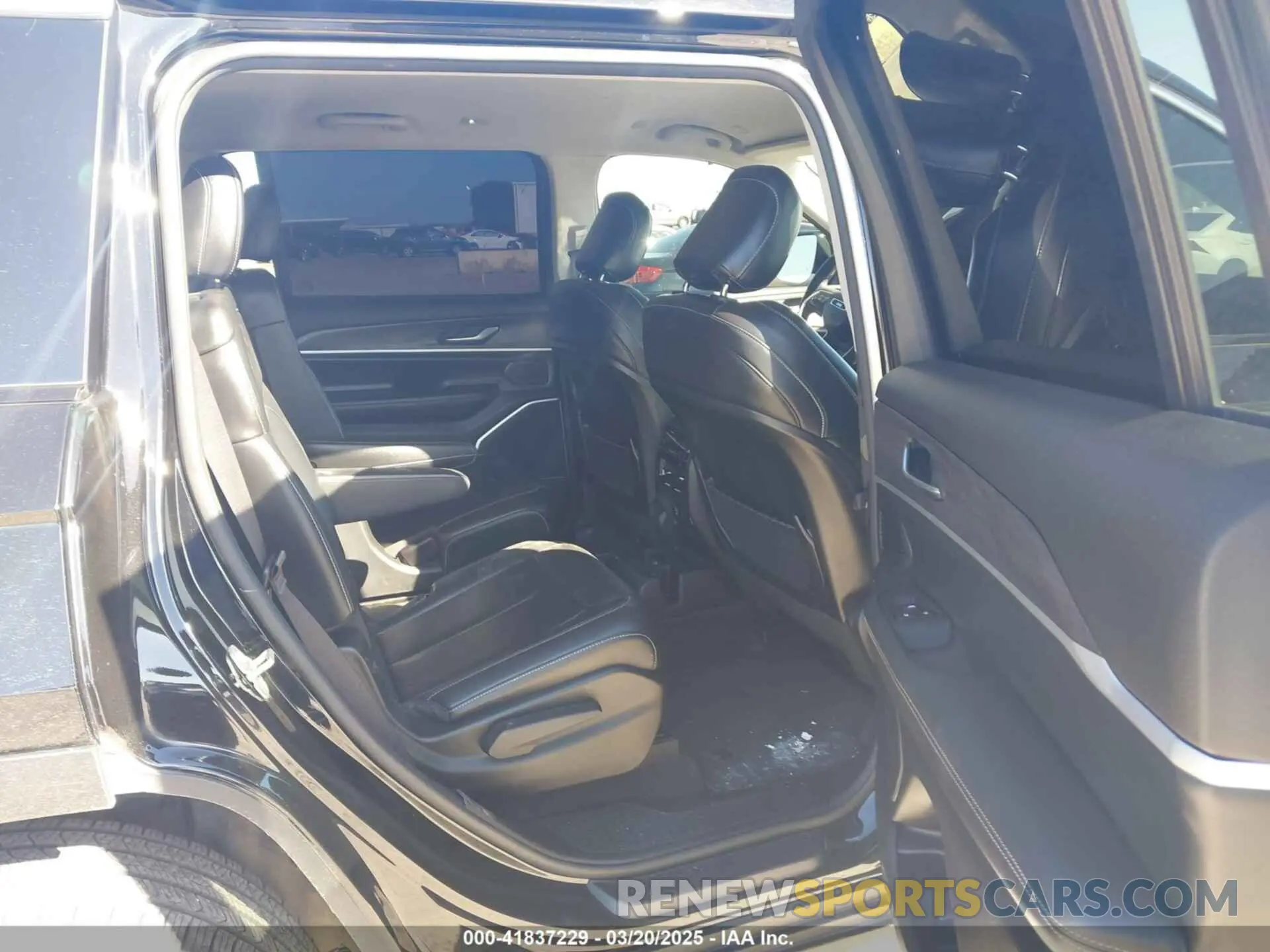 8 Photograph of a damaged car 1C4RJKBG7M8190882 JEEP GRAND CHEROKEE L 2021