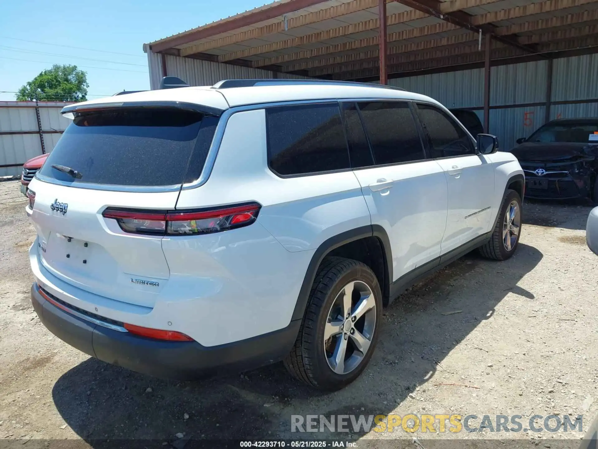 12 Photograph of a damaged car 1C4RJKBG7M8191045 JEEP GRAND CHEROKEE L 2021