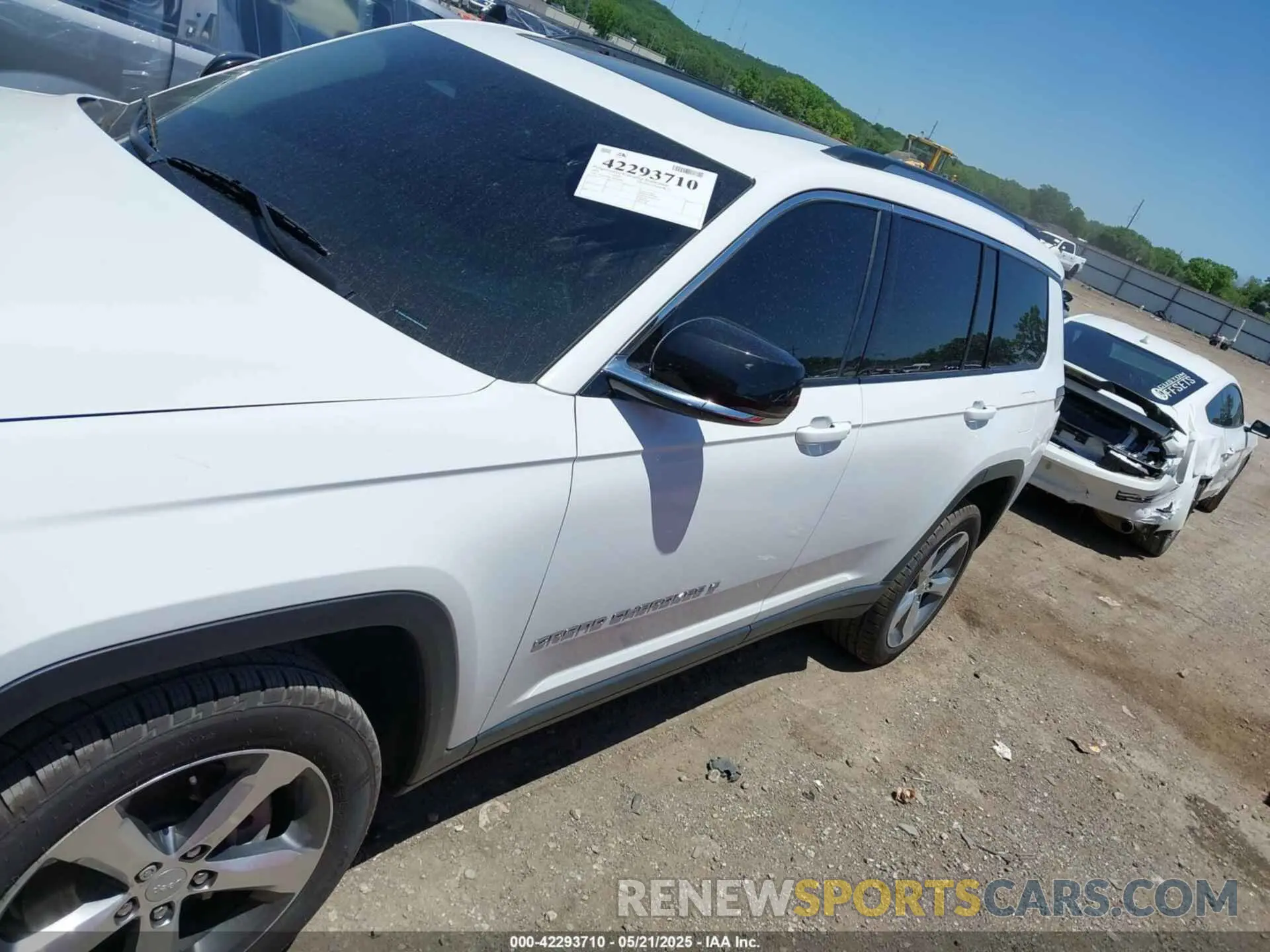 17 Photograph of a damaged car 1C4RJKBG7M8191045 JEEP GRAND CHEROKEE L 2021