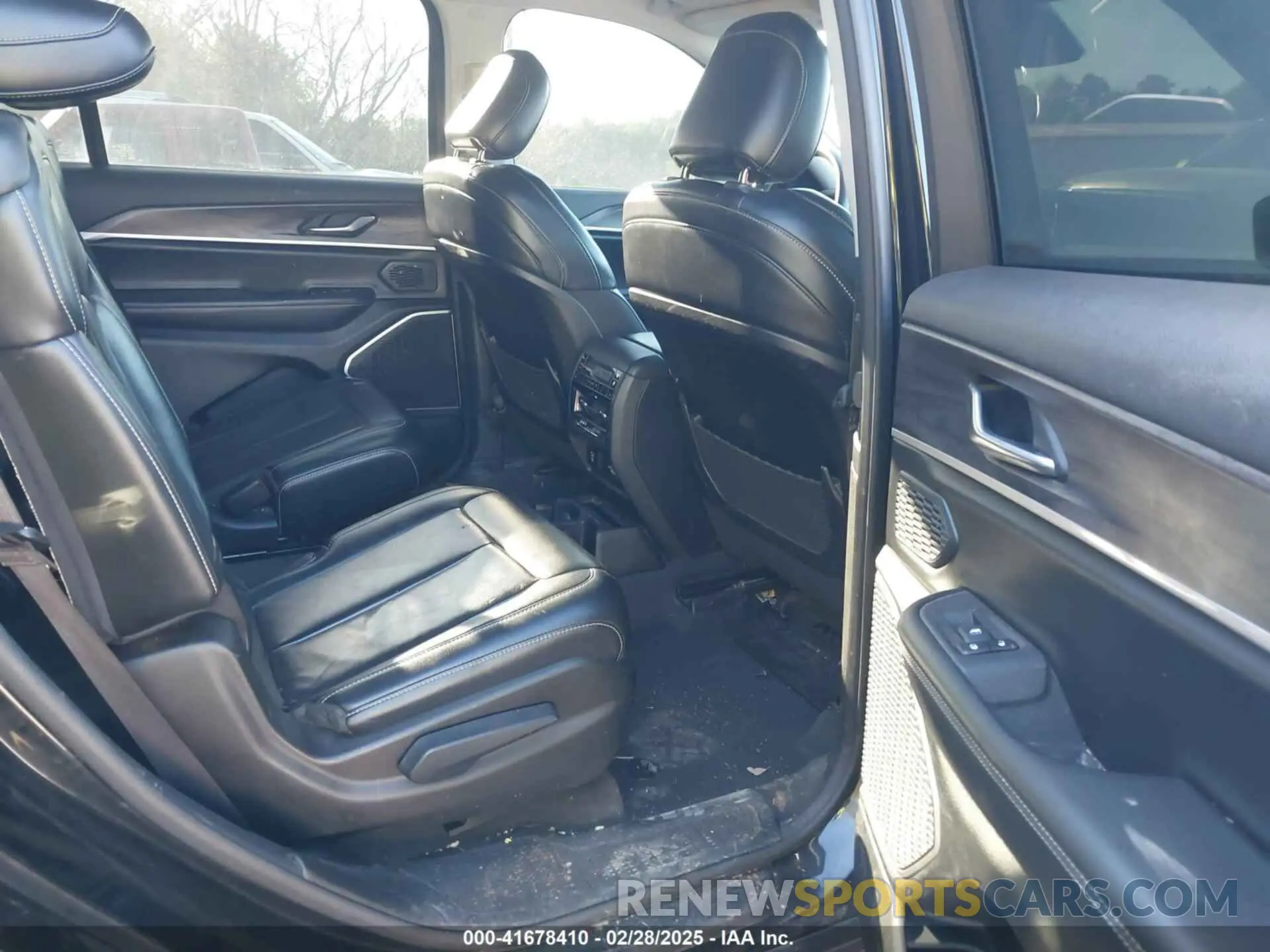8 Photograph of a damaged car 1C4RJKBG8M8101370 JEEP GRAND CHEROKEE L 2021