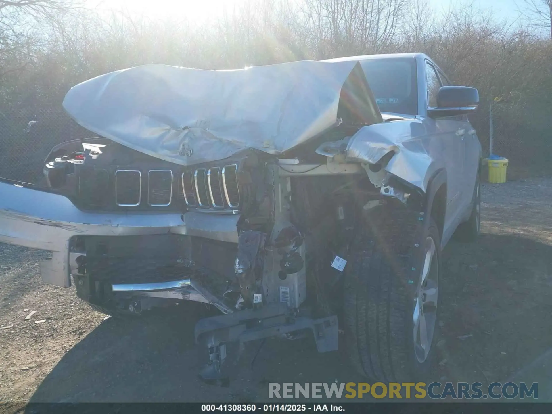 17 Photograph of a damaged car 1C4RJKBG8M8122316 JEEP GRAND CHEROKEE L 2021
