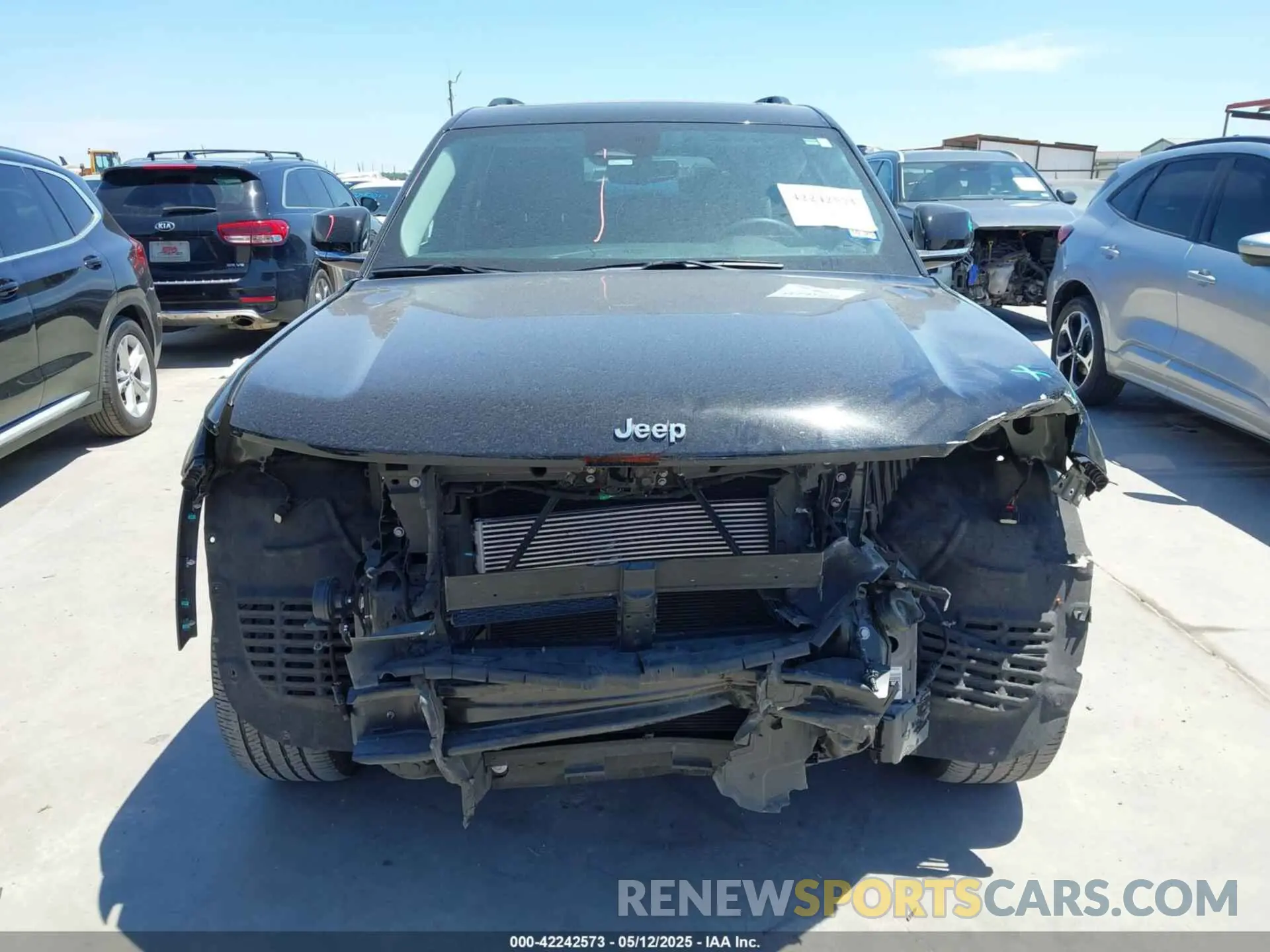 12 Photograph of a damaged car 1C4RJKBG8M8198585 JEEP GRAND CHEROKEE L 2021