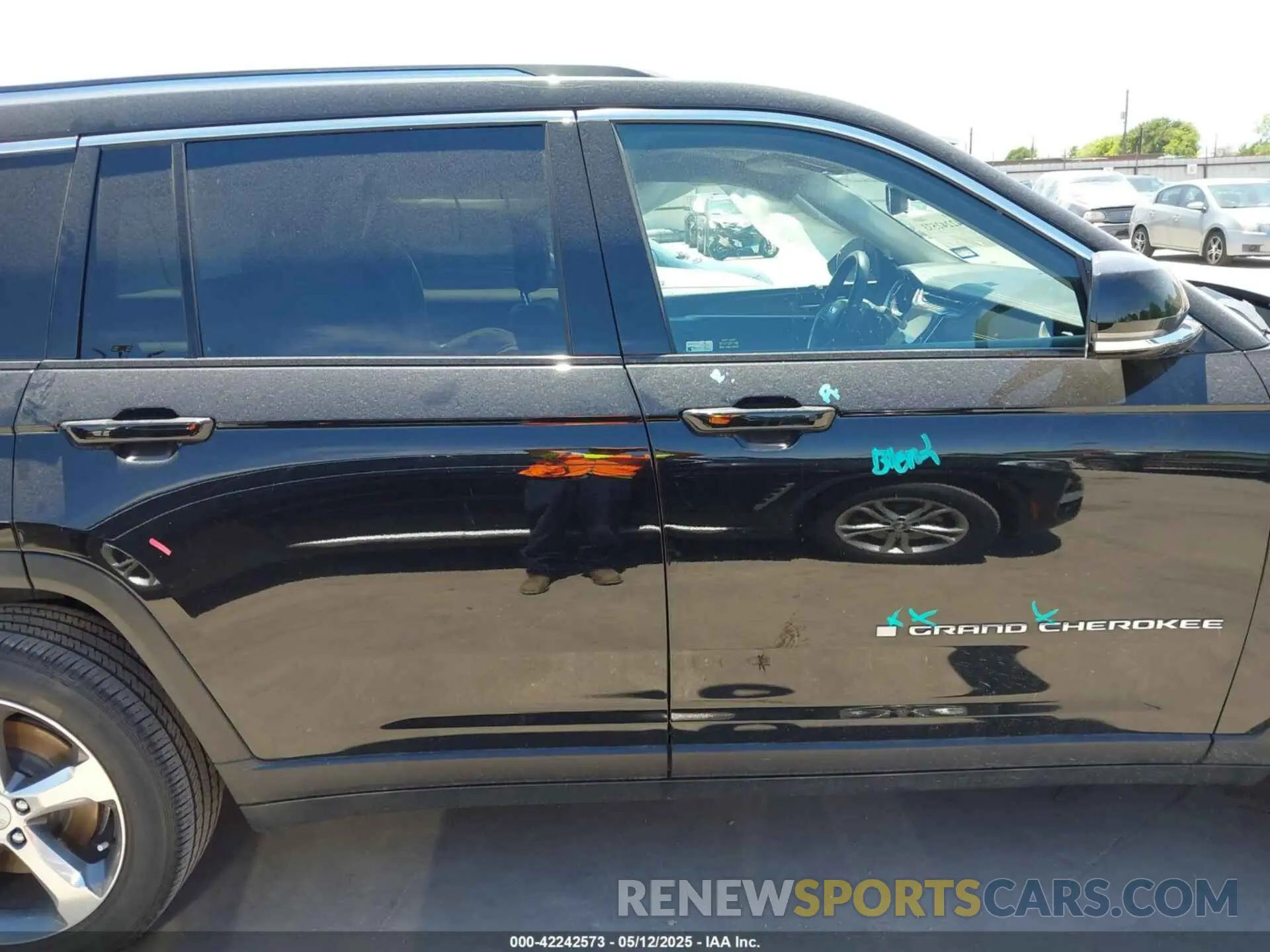 13 Photograph of a damaged car 1C4RJKBG8M8198585 JEEP GRAND CHEROKEE L 2021