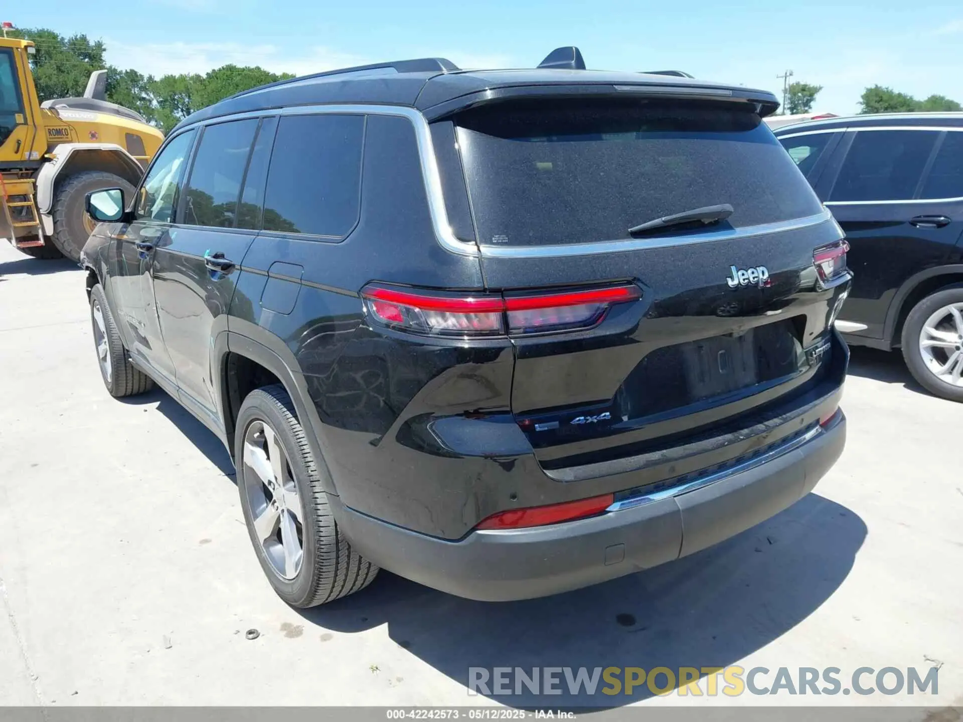 3 Photograph of a damaged car 1C4RJKBG8M8198585 JEEP GRAND CHEROKEE L 2021