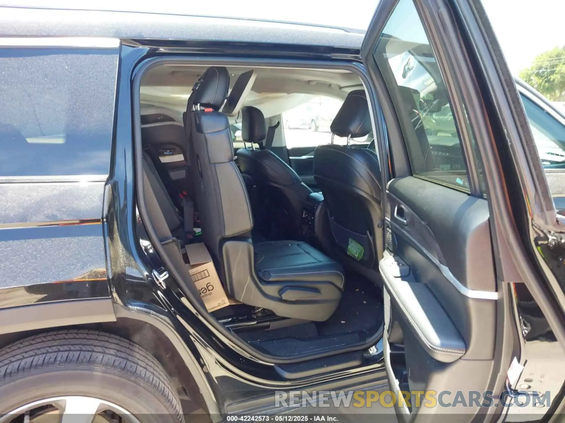 8 Photograph of a damaged car 1C4RJKBG8M8198585 JEEP GRAND CHEROKEE L 2021
