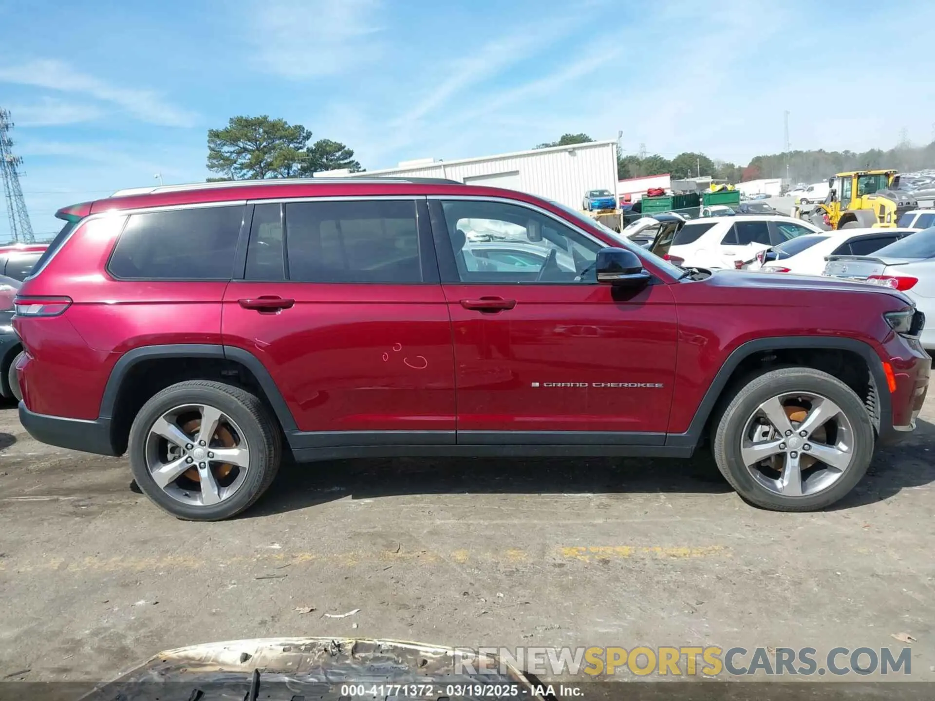 12 Photograph of a damaged car 1C4RJKBG8M8205423 JEEP GRAND CHEROKEE L 2021