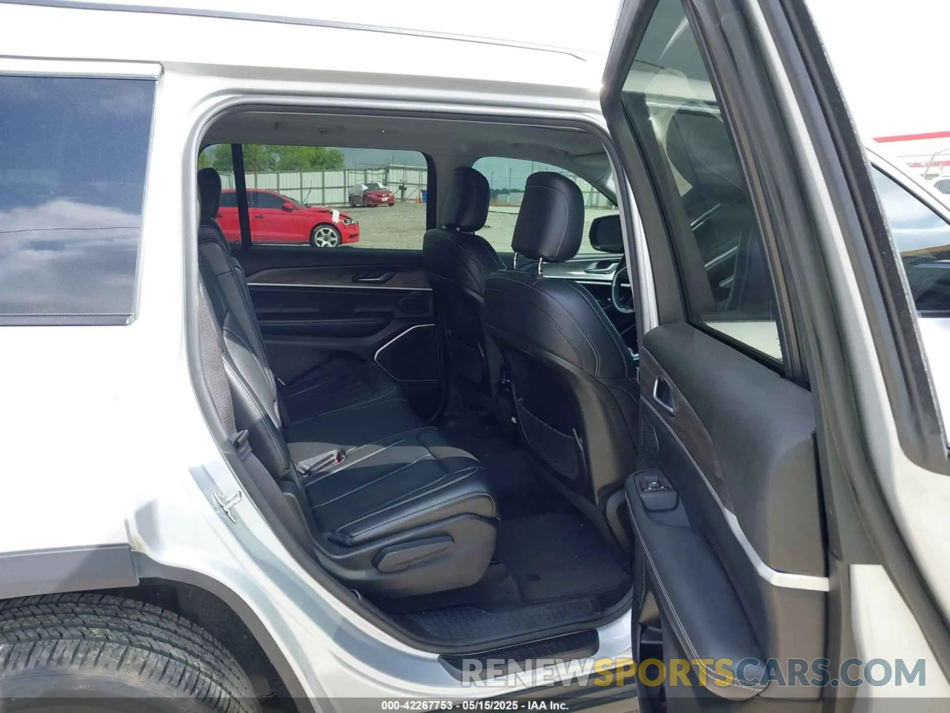 8 Photograph of a damaged car 1C4RJKBG8M8207124 JEEP GRAND CHEROKEE L 2021