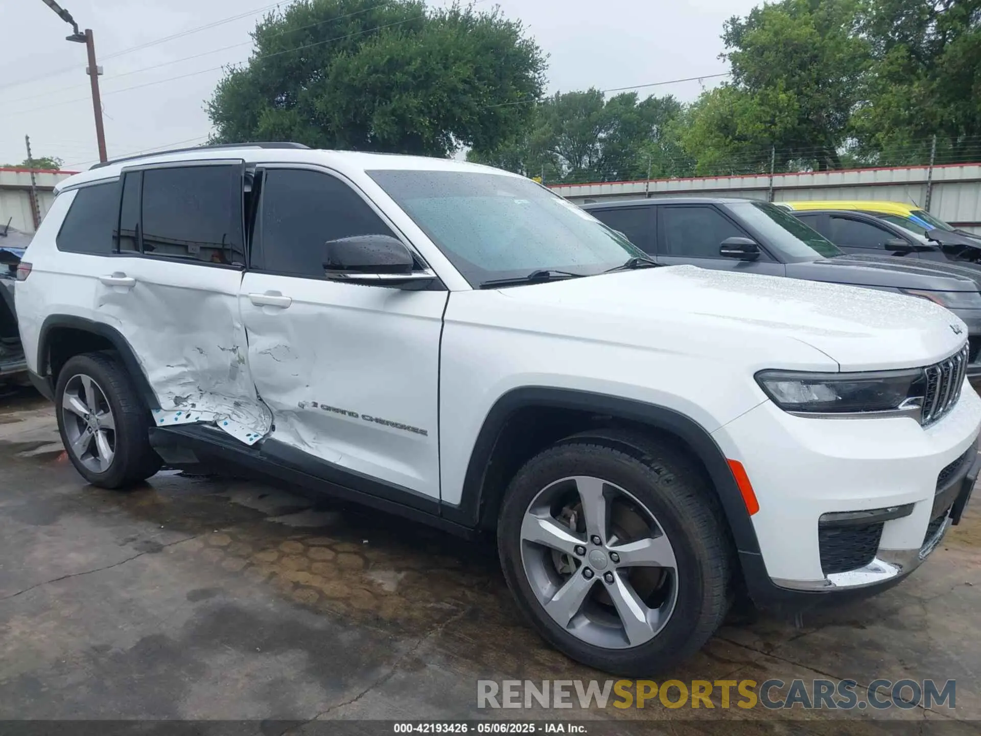 17 Photograph of a damaged car 1C4RJKBG9M8172027 JEEP GRAND CHEROKEE L 2021