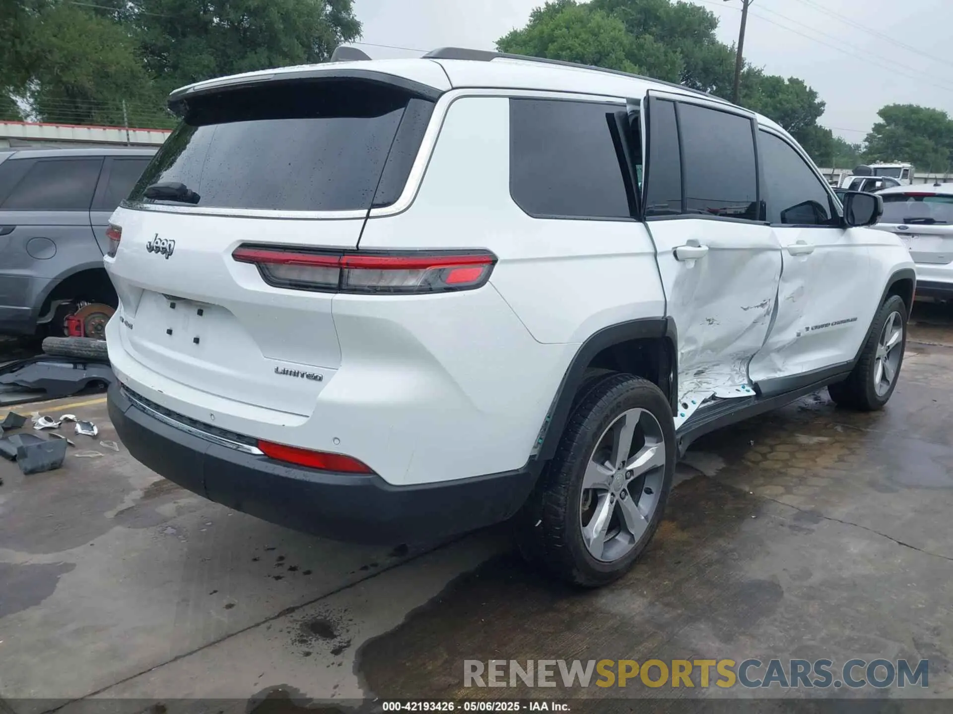 4 Photograph of a damaged car 1C4RJKBG9M8172027 JEEP GRAND CHEROKEE L 2021